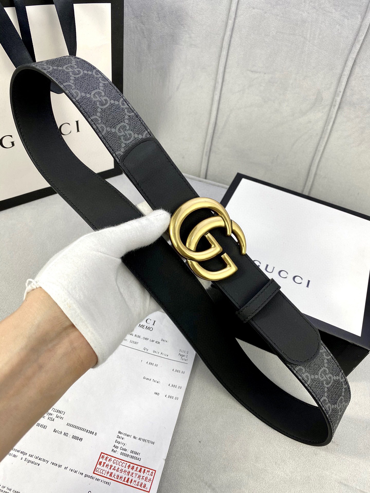 🅿️185宽度4.0cm gucci 这款腰带在早秋系列中惊艳亮相，采用以标志性米色/乌木色组合呈现的品牌双G字母交织图案，与黑色皮革材质相得益彰。双G搭扣采用做旧效果，突显时尚造型。皮带 腰带