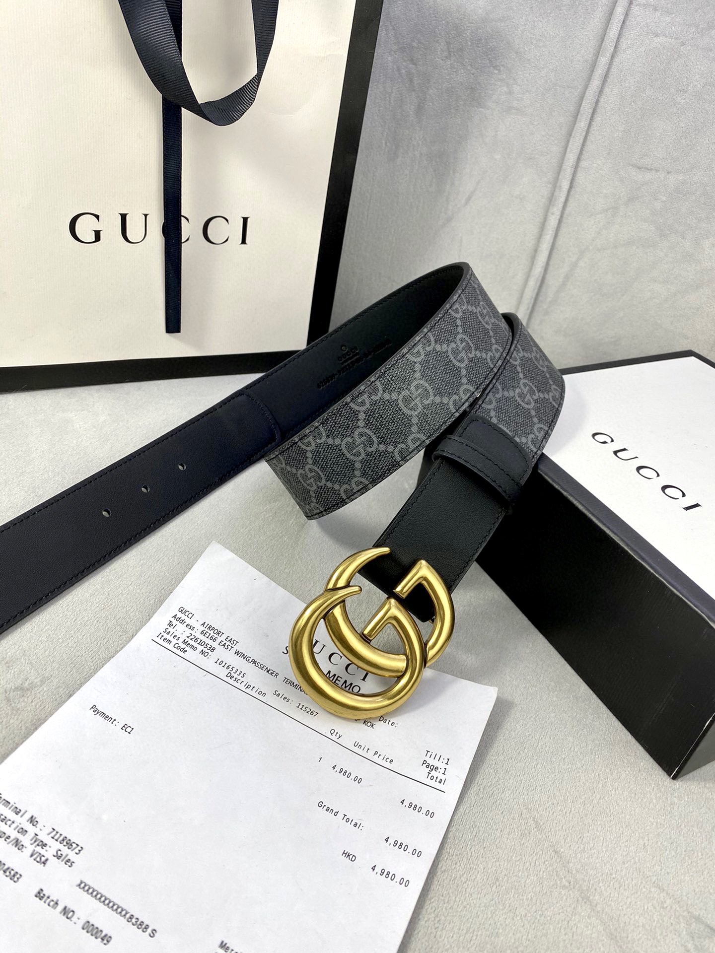 🅿️185宽度4.0cm gucci 这款腰带在早秋系列中惊艳亮相，采用以标志性米色/乌木色组合呈现的品牌双G字母交织图案，与黑色皮革材质相得益彰。双G搭扣采用做旧效果，突显时尚造型。皮带 腰带