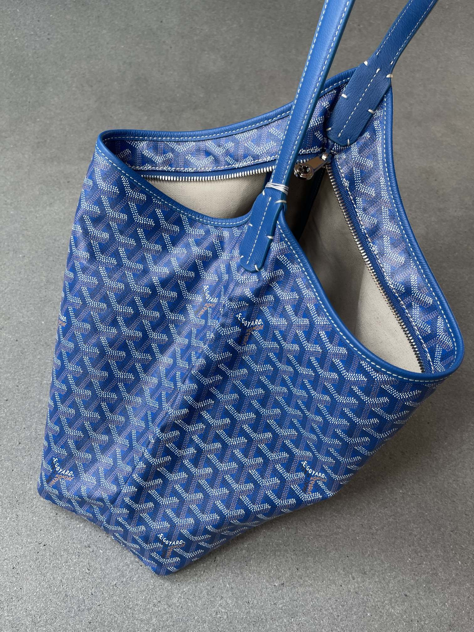 💰550  顶级戈雅工厂直销
Bohème Hobo 
狗牙腋下包 黑色
尺寸】43/27/14cm
包装】防尘袋 吊牌 说明书 
不影响二次销售前提下 七天内可以无理由退换
