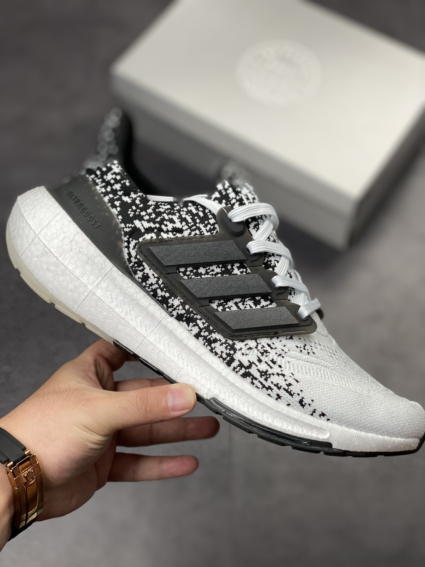 Adidas Ultra Boost 8.0 black and white counters are on shelves simultaneously IE1694