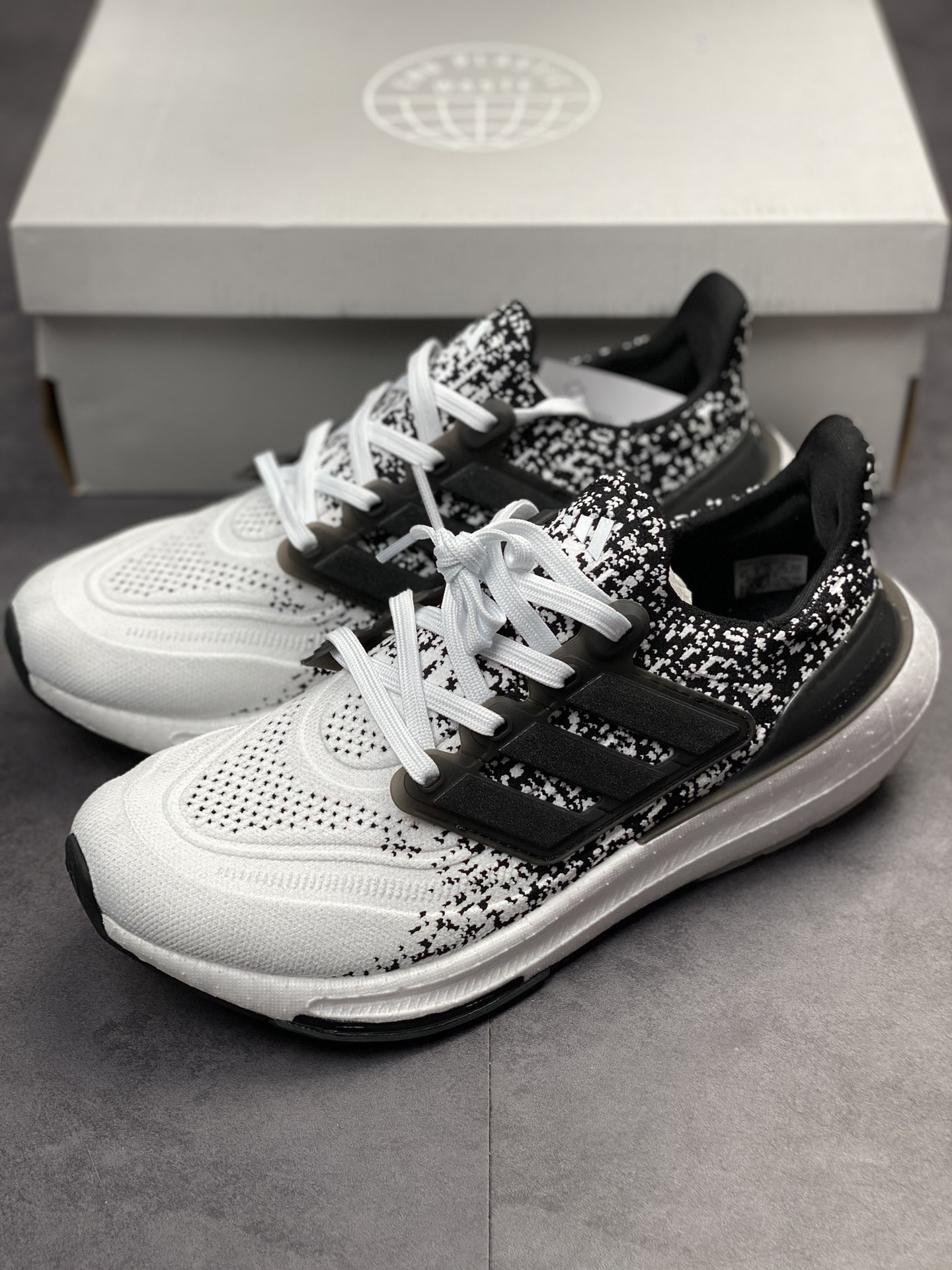 Adidas Ultra Boost 8.0 black and white counters are on shelves simultaneously IE1694