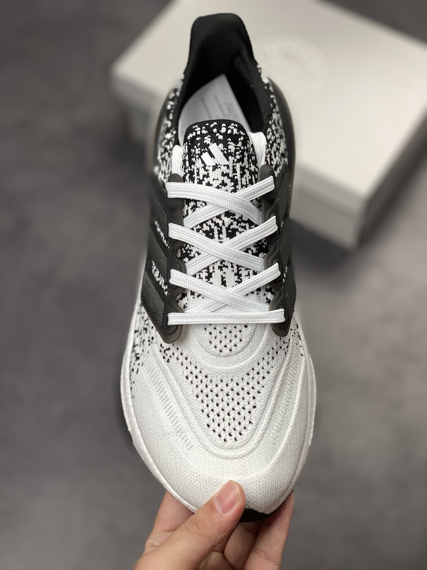 Adidas Ultra Boost 8.0 black and white counters are on shelves simultaneously IE1694