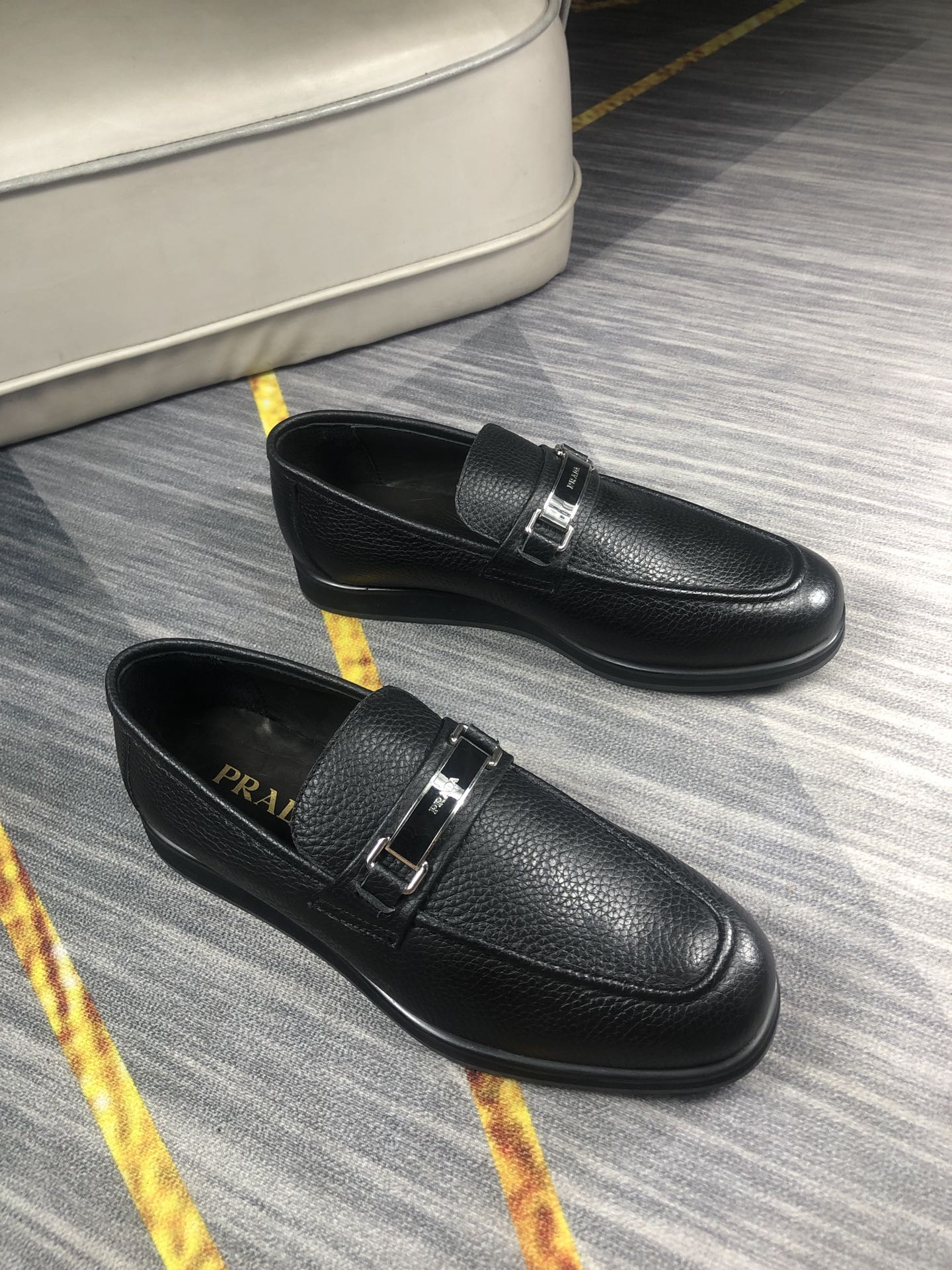 L5  牛皮内里高端品质  Prada 普拉达 商务休闲皮鞋,鞋面进口优质牛皮,擦色工艺,品牌金属牌装饰,简约大气设计,奢华尊贵.水染牛皮内里垫脚,完美鞋楦,时尚帅气,上脚舒服, 商务休闲两相宜. 精美包装. 码数：38-45