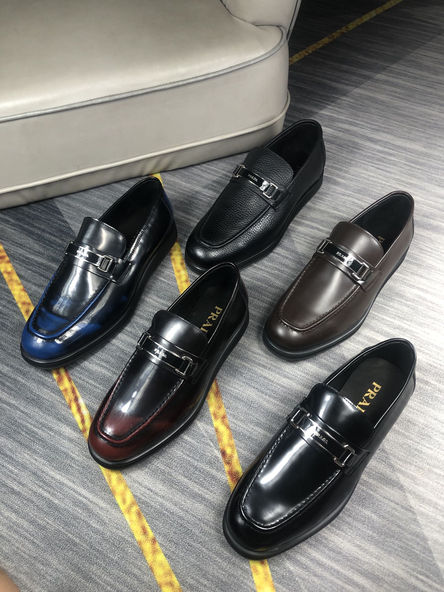 L5 . 组合图 推荐款 牛皮内里高端品质  Prada 普拉达 商务休闲皮鞋,鞋面进口优质牛皮,擦色工艺,品牌金属牌装饰,简约大气设计,奢华尊贵.水染牛皮内里垫脚,完美鞋楦,时尚帅气,上脚舒服, 商务休闲两相宜. 精美包装. 码数：38-45