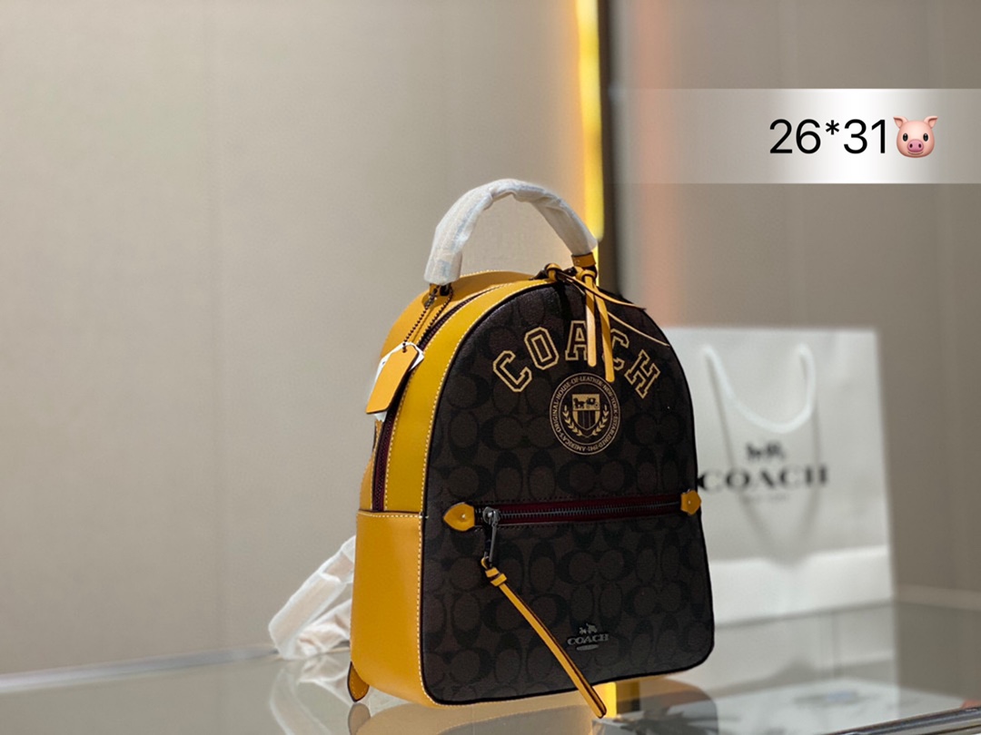 J5  Coach 蔻驰 双肩包这款双肩背包可手提 可双肩，出众的实用性，充满了都市气息的同时，又不失优雅与温柔，满满的设计感在这个包上体现得淋漓尽致，无论是日常使用还是出差旅行都是非常不错的选择。尺寸26*31  Coach 蔻驰 双肩包这款双肩背包可手提 可双肩，出众的实用性，充满了都市气息的同时，又不失优雅与温柔，满满的设计感在这个包上体现得淋漓尽致，无论是日常使用还是出差旅行都是非常不错的选择。尺寸26*31