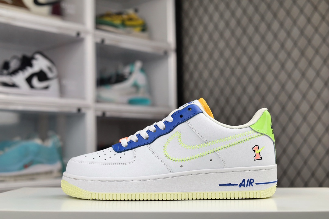 H0 Nk Air Force 1 Low GS “Player One” 空军一号低帮休闲板鞋 FB1393-111鞋款以游戏视为灵感设计,采用白色，橙色，荧光绿色，蓝色进行搭配，营造出极强的视觉效果。