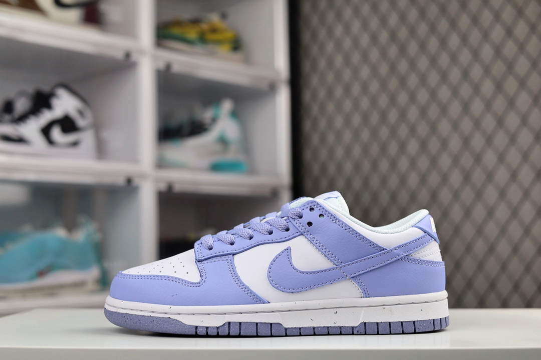 H0 耐克Nike SB Dunk Low NEXT NATURE 丁香紫 扣篮系列复古低帮休闲运动滑板板鞋。采用脚感柔软舒适ZoomAir气垫，有效吸收滑板等极限运动在落地时带来的冲击力，为街头运动者们提供好的保护