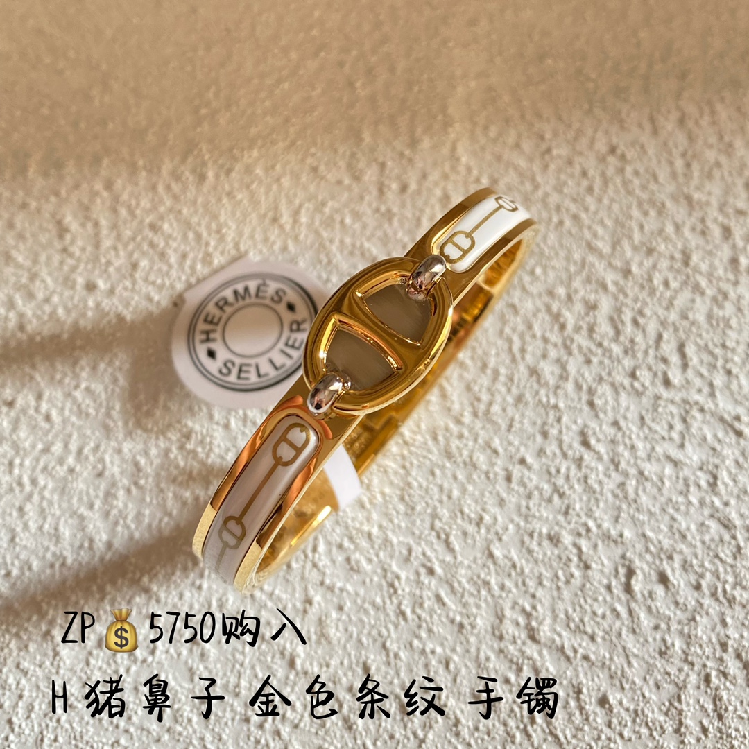 NO:634470,88260,H new mini clic pig nose bracelet purchased from ZP, size 17CM 19CM. The combination of the whole color determines that it is a whitening artifact. It has a very summer feeling, but it is also suitable for matching with any clothes in autumn and winter. It is full of life instantly. It is very intellectual, elegant, noble and high-end. It can be salty or sweet, cool or soft. It is a color that can be seen with eyes closed, invincible whitening, super special and high-end, full of color, super authentic original color  There is no difference. Exclusive genuine pattern-making original material, original craftsmanship, original details, original size, original weight. The most complete colors on the Internet. Exclusive two sizes are complete,,bracelet,Cardia high-end jewelry1986090988260,H 新款mini clic 猪鼻子手镯 ZP购入 尺寸17CM 19CM 整个颜色搭配了就决定了它是一个显白神器 非常夏天的感觉 却也适合秋冬季节搭配任何一件衣服 瞬间生机满满 .很知性 优雅 高贵又高级的感觉 可盐可甜 可酷可柔闭眼入的一个颜色,无敌显白 超特别高级感满满颜色超正原版颜色 无任何差异独家正品打版原版材质 ,原版工艺,原版细节,原版尺寸 ,原版重量全网颜色最齐 独家两个尺寸齐全了,,bracelet,卡迪亚高端饰品,Jewelry