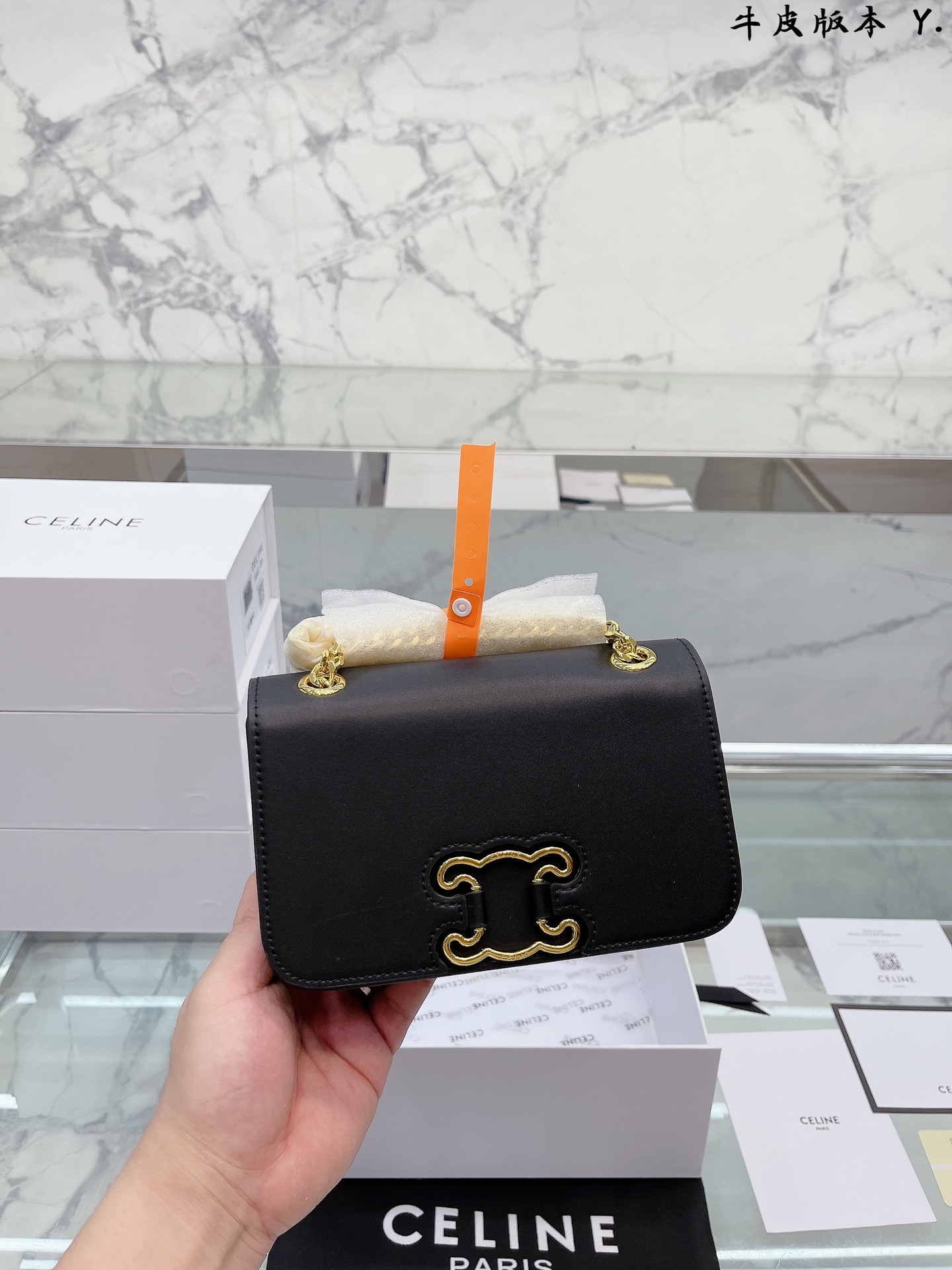 J5 原单品质 ｜ Celine 赛琳  豆腐包  Celine 赛琳  Box豆腐包凯旋门系列 强烈推荐 Triom这款包从诞生之初， 他就是为了方便用户使用而设计， 这在高傲的 Celine 赛琳 款里，是难得的贴心款。  Celine 赛琳  凯旋门是入门的首选。 尺寸 20 14cm