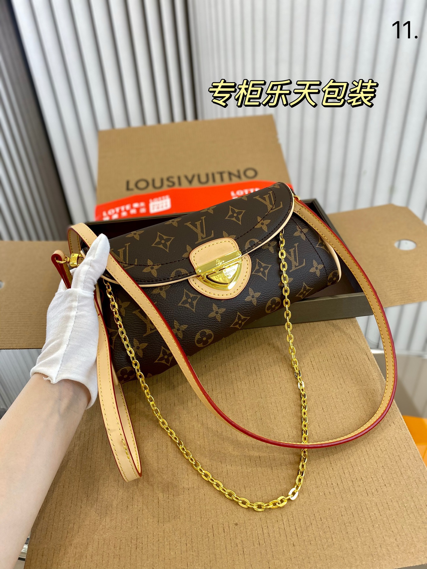 J5   Louis Vuitton 路易威登 LV 金盾腋下包，背.上它悄悄惊艳了所有人! Louis Vuitton 路易威登 LV 曼哈顿金盾腋下中古包. 小金扣占据了主视觉, 搭配老花凸显质感又相当时髦, 简单随性超适合夏天! 真是绝美的一只vintage ! 尺寸：26.13