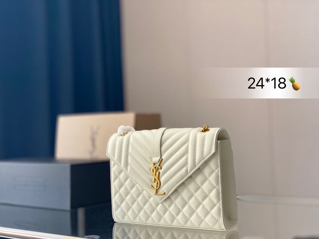 J5 链条包 KATE CHAIN AND TASSEL BAG IN TEXTURED LEATHER 最新最佳最实用的尺寸20cm这个系列最核心的设计便是Y家 Logo，当年Yves Saint Laurent先生邀请海报艺术家Cassandre设计，三个字母叠加在一起简约又前卫。百分百进口牛皮压鱼子酱纹路，耐磨耐刮绝对是永恒的经典没有一个Y家的流苏包都不敢说自己潮 尺寸：24 18cm 全套包装
