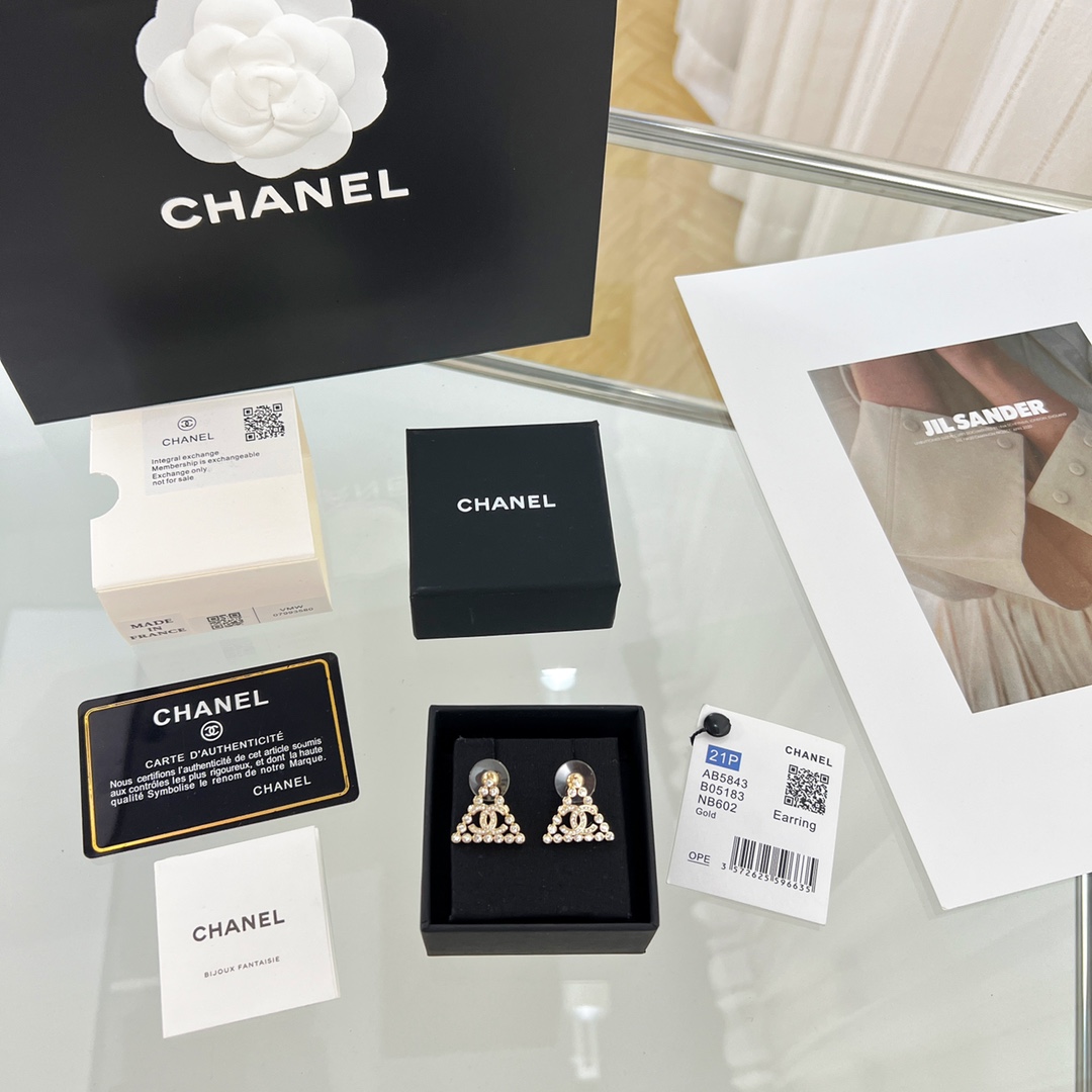 新款☑️CHANEL香奈儿c1双c三角形满钻耳钉耳环