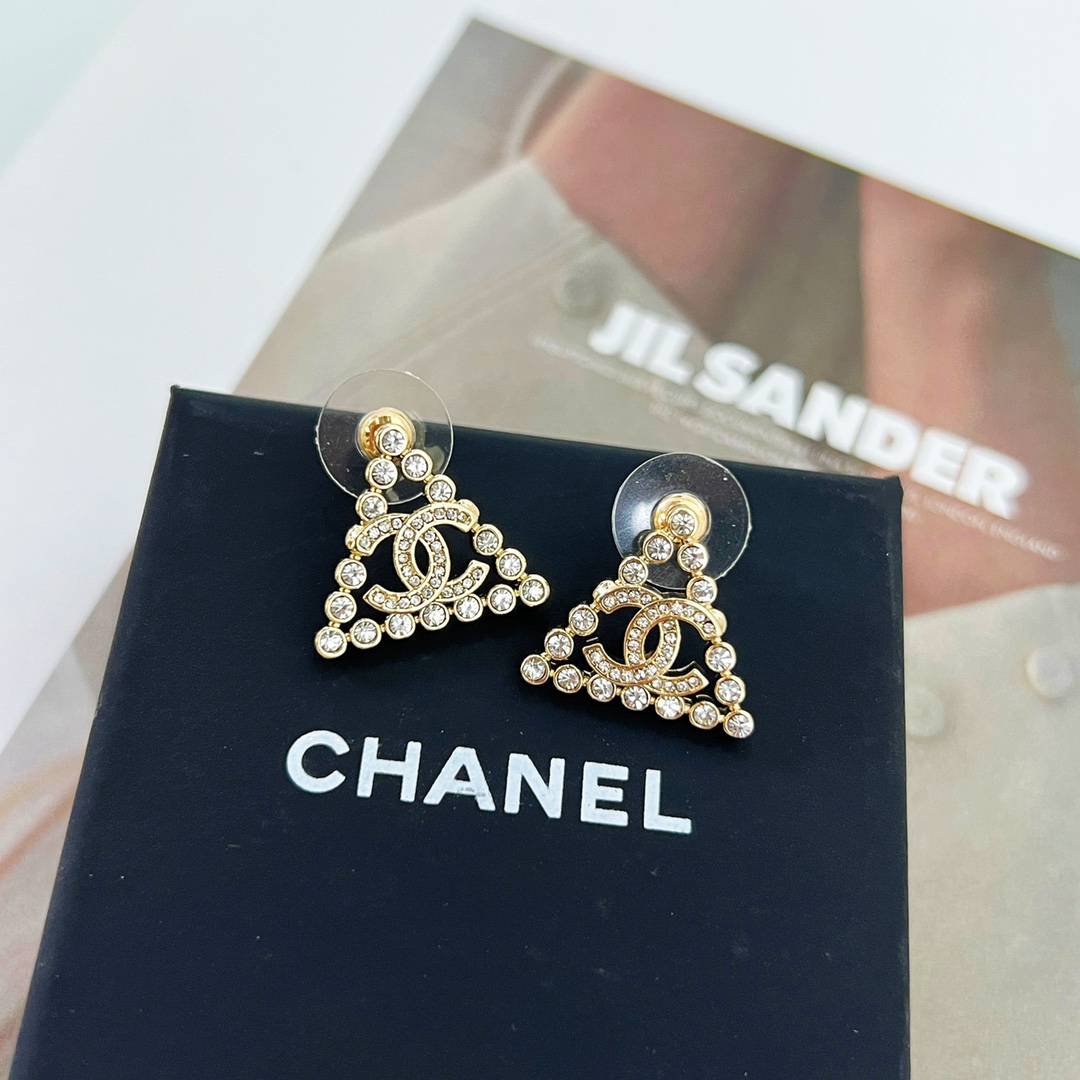 新款☑️CHANEL香奈儿c1双c三角形满钻耳钉耳环
