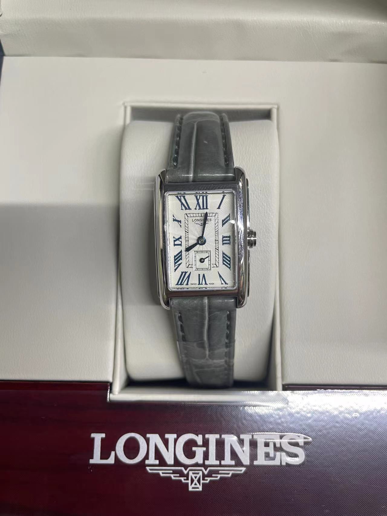 NO:602082,Same style as Lin Chiling!  Longines Dai Chuo Weiner crocodile leather series!  20.80 X 32.00mm quartz ladies watch!  Genuine movement L quartz movement!  Has low battery reminder function!  When the quartz movement is out of power, the second hand will jump every four seconds!  It’s time to replace the battery!  Longines' queen-level women's watch is undoubtedly the Dolce Vita series. It is named after 'Dolce Vita' in Italian, which means sweet life. It means Italian life meets modern romance. It creates modern elegance and charming posture through geometric lines and soft curves. The carvings of the silver dial, blue steel hands and other exquisite details highlight the pure elegance and nobility of the wearer.  , If not used, it will not affect secondary sales, support returns and exchanges, and lifetime warranty.,, Dolce&Gabbana, longines, crocodile skin19860909林志玲同款！浪琴表黛绰维纳鳄鱼皮系列！20.80 X 32.00mm 石英女士腕表！正品机芯L石英机芯！拥有低电量提醒功能！石英机芯没电了秒针会四秒一跳！这个时候就需要换电池啦！浪琴排名皇后级别的当属黛绰维纳系列女表 以意大利语中的'Dolce Vita'为名 寓意甜美生活 寓意意式生活邂逅现代浪漫 通过几何线条与柔美曲线塑造出现代优雅与妩媚姿态 银色表盘的雕花、以及蓝钢指针等精致细节都烘托出佩戴者纯正的优雅与贵气 ,不使用,不影响二次销售,支持退换,终身保修.,,Dolce&Gabbana,longines,crocodile skin,Watch
