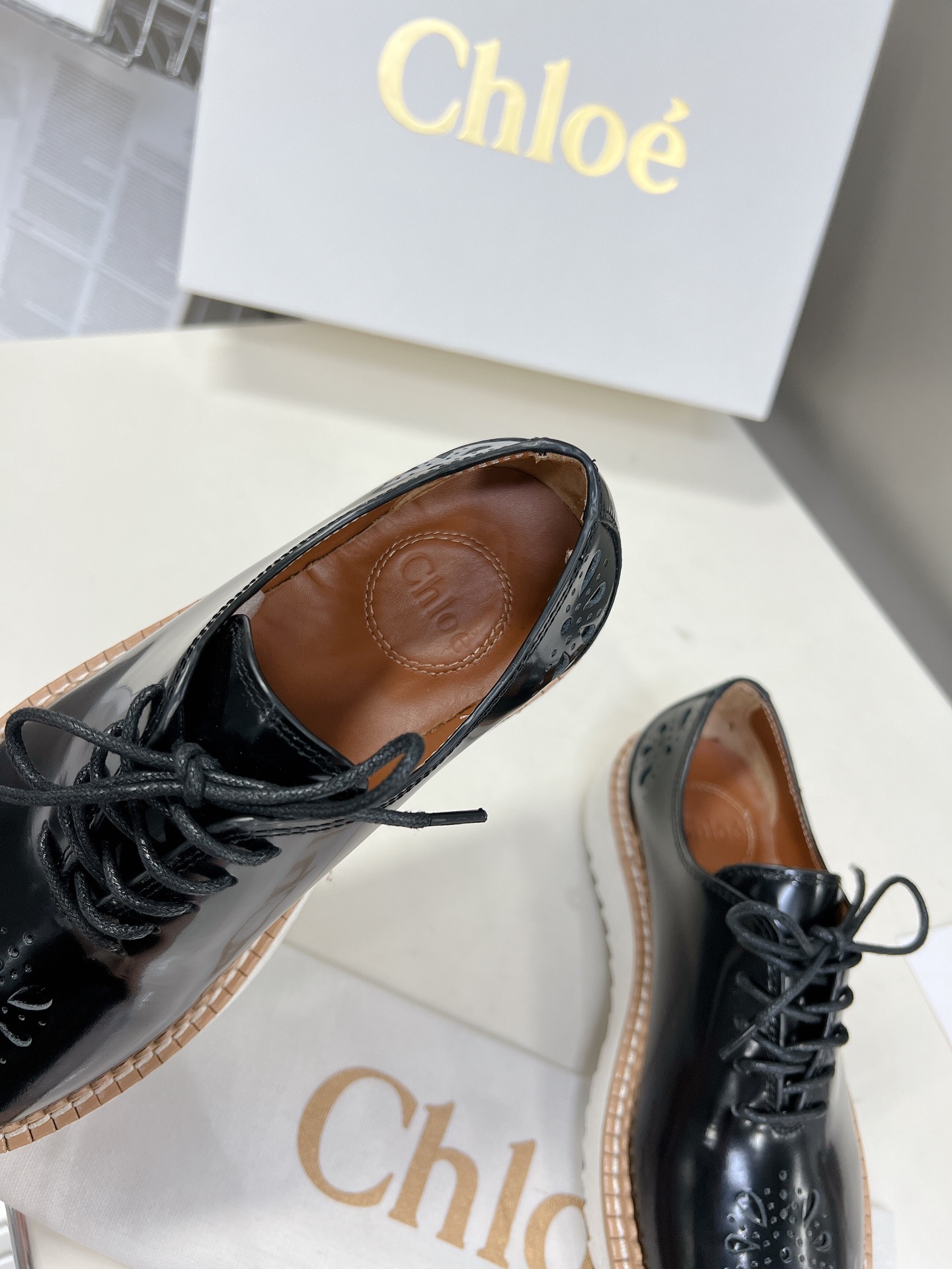 Chloe Chloe’s Autumn/Winter Show: Comfortable Soul-Skinned Shoes in Dark Winds - 图片 9