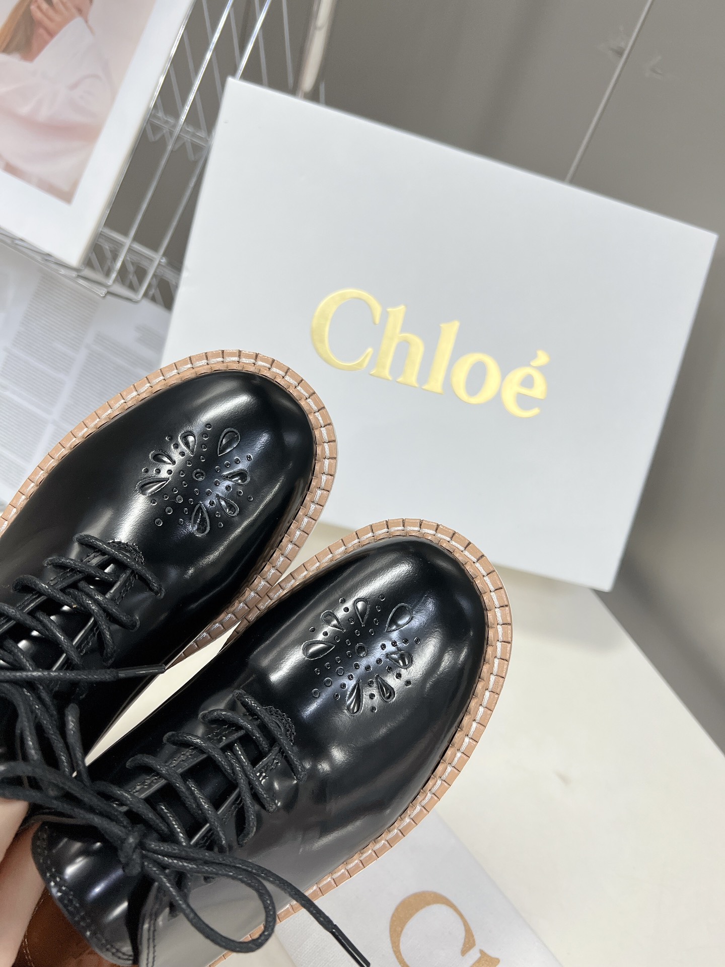 Chloe Chloe’s Autumn/Winter Show: Comfortable Soul-Skinned Shoes in Dark Winds - 图片 7