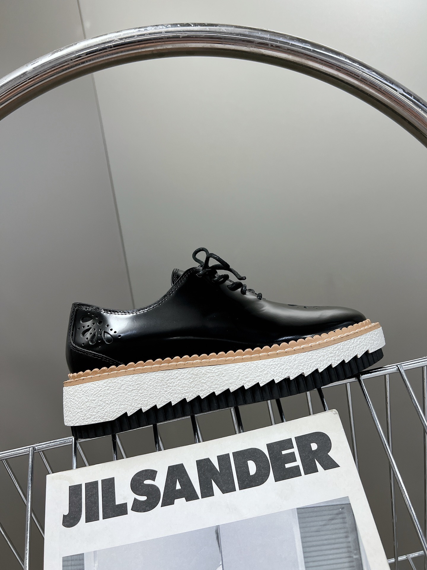 Chloe Chloe’s Autumn/Winter Show: Comfortable Soul-Skinned Shoes in Dark Winds - 图片 5