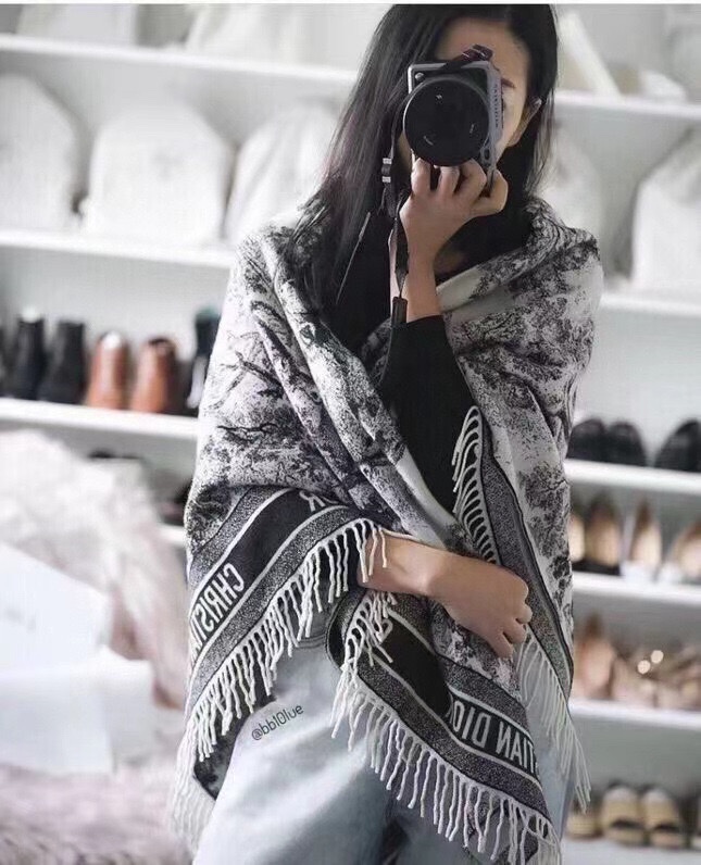 NO:163029,A batch of heavy recommendations for CD animal print large scarf scarf shawl blankets, a super stunning one!  100% fidelity!  A super beautiful genuine order. The order received by the foreign trade factory last year was sent directly to the United States. We focused on this one mid-year, but the factory released such a small batch because of the confidentiality agreement for a year!  Although the quantity is not large, we are already satisfied with it when we can get it~ using 57 Kashmir imported cashmere and 43 wool fabric!  Cashmere with such a large proportion is really rare!  Cashmere is known as the world-recognized as 