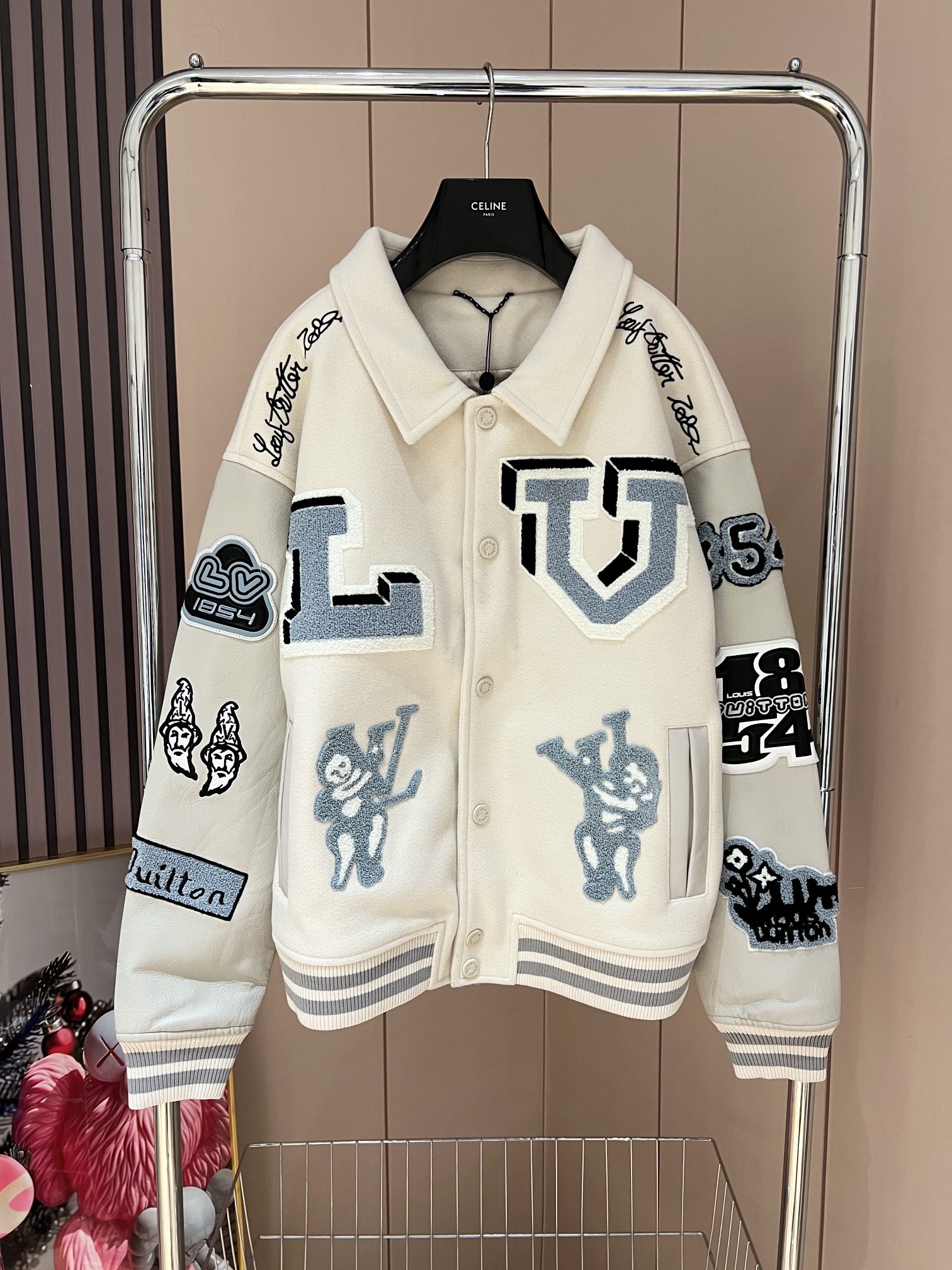 NO:324245,Louis Vuitton 22SS king style is coming... Baseball uniform jacket!  This one looks so good!  INS has been blown up!  The whole piece is made of customized dyed wool fabric and is dyed in the same tank. The first batch has been released. What you give you must be the best feel and feel very comfortable to touch!  It is not a ready-made fabric that is universal on the market, and the texture is also 18,000 miles apart. The super large patterns are all made of handmade towel embroidery patchwork. They are accurately created 1:1 and took more than half a month!  The original version is first obtained through the SVVIP channel!  The sleeves, the front and back are all patterns, and they don’t look fancy at all. The upper body looks good!  Both men and women can control it!  You can easily wear the inner wear and you can easily fill your aura!  The absolute must-have artifact for disco players is quite recognizable!  The details of hardware, tags, and tags are impeccable!  The version is made 5 times before and after, and the version fee is more than 2K!  You must order speed!  There are not many big items in the first order!  Cherish the spot!  Size smlXL, louis vuitton,jackets & coats,alexander wang19860909Louis Vuitton 22SS王炸款来袭..棒球服外套！这件太好看了！INS上已经被刷爆了！ 整件采用定制定染的毛呢面料 同缸定染 首批已出 给到你们的一定是最好的手感摸起来相当舒服！不是市面通用的现成面料 质感也相差一万八千里.. 超大的图案都是采用手工毛巾绣贴布工艺 精准1:1打造 耗时半个多月！原版通过SVVIP渠道抢先拿！手袖 前幅后幅都有图案 看起来一点都不花哨 上身贼拉好看！ 男女都能驾驭！内搭随意穿 很轻松就能把气场拉满！绝对的蹦迪选手必备神器辨识度相当之高！五金、吊牌、领标等细节方面都是做到无可挑剔！版型前后打版5次 光打版费都去到了2K多！要订的一定要速度！首单大货不多！珍惜现货！ 尺码smlXL 编,,louis vuitton,jackets & coats,alexander wang,Women's clothing
