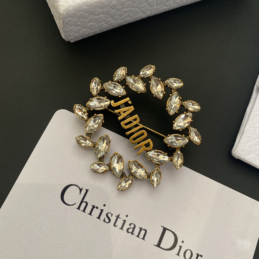 Dior Heritage Bee & Rose Motif Brooch New - Vintage-Inspired Luxury Pin Accessory 8 a1664945392422 1031