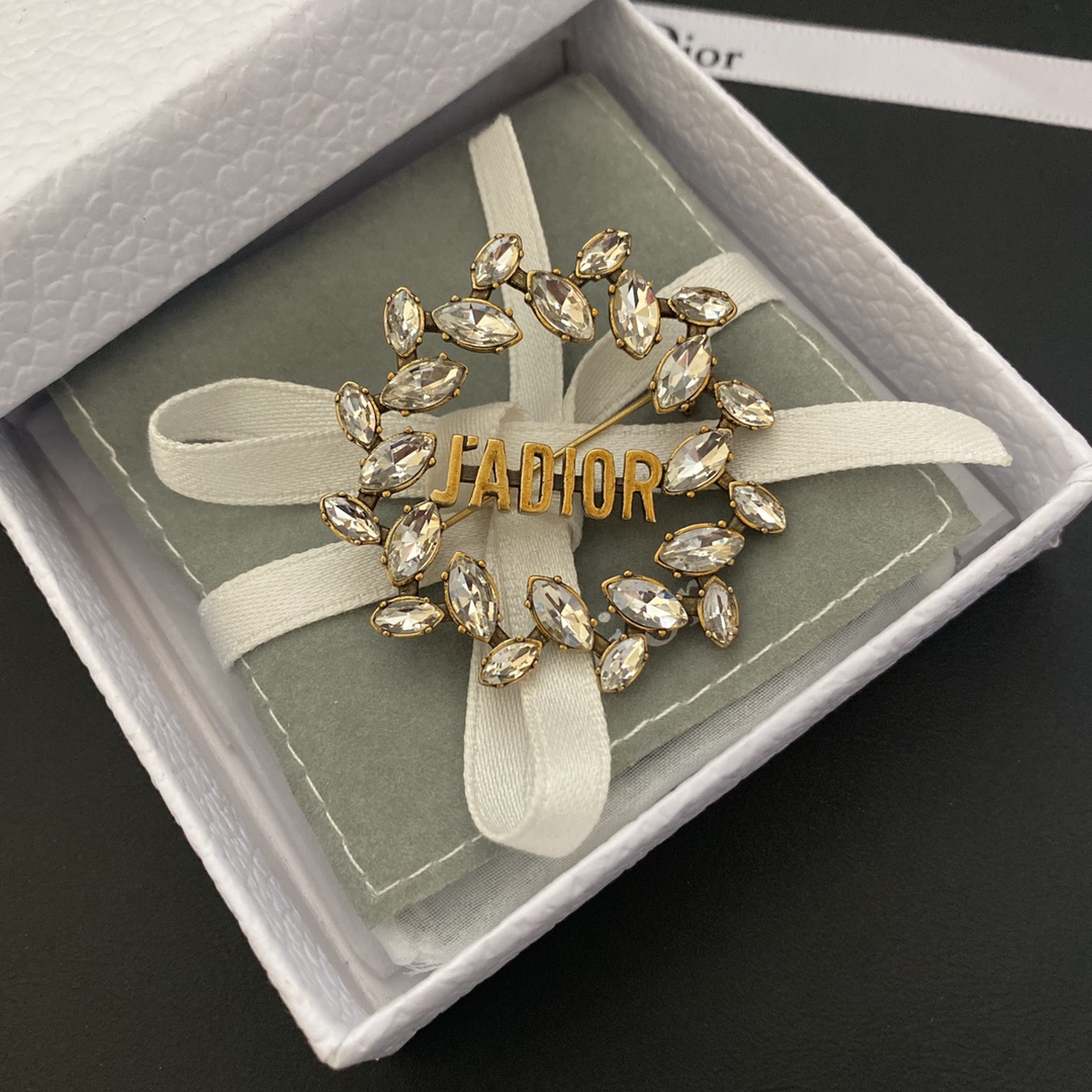 Dior Heritage Bee & Rose Motif Brooch New - Vintage-Inspired Luxury Pin Accessory 9 a1664945392428 8636