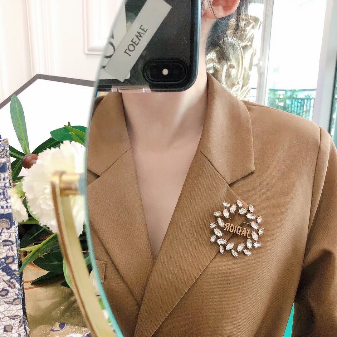 Dior Heritage Bee & Rose Motif Brooch New - Vintage-Inspired Luxury Pin Accessory 11 a1664945392433 7316