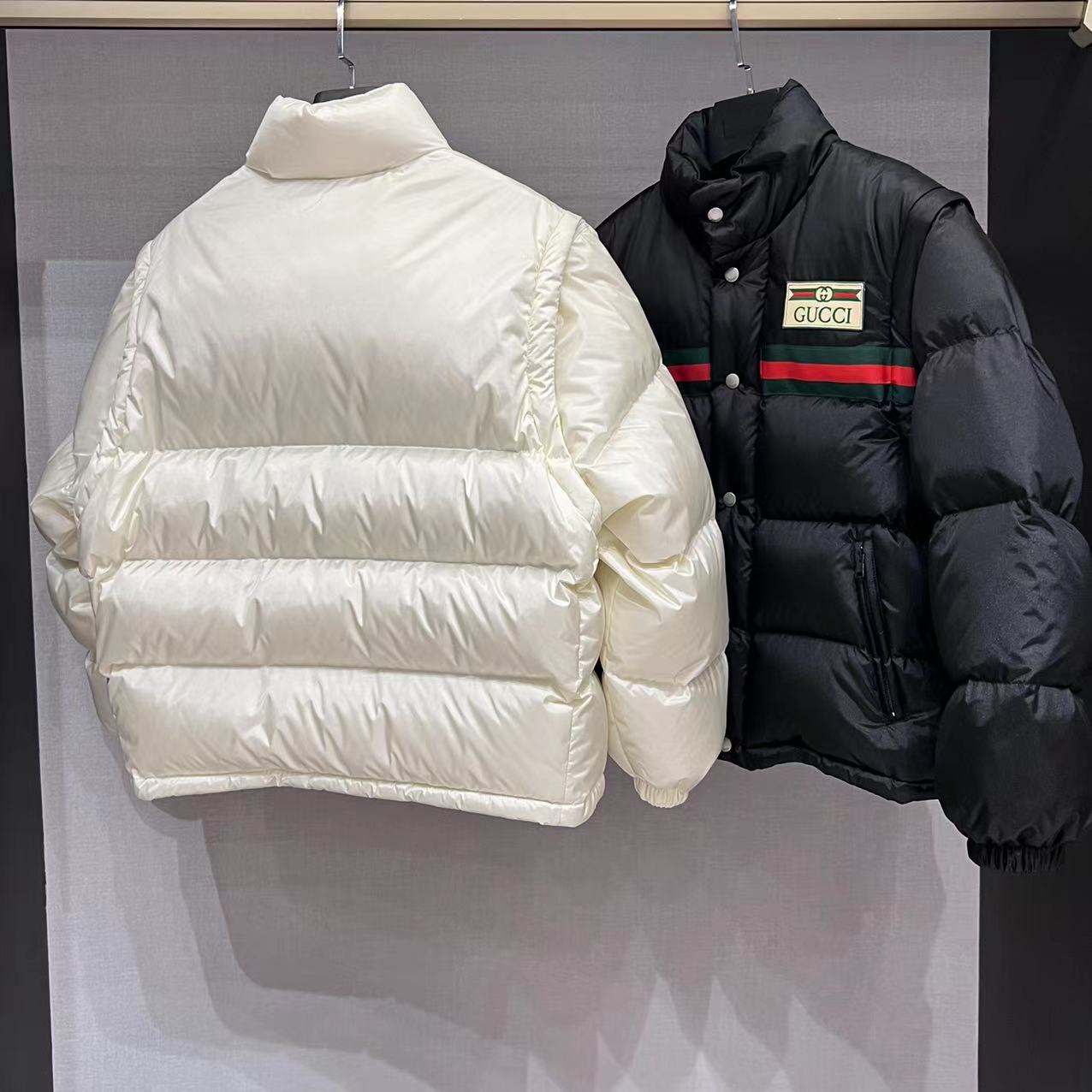 GUCCI striped nylon quilted pilot jacket with 90% white goose down fill. Detachable sleeves, unisex. Colors: white, black. Sizes: 36-42.-Big cat