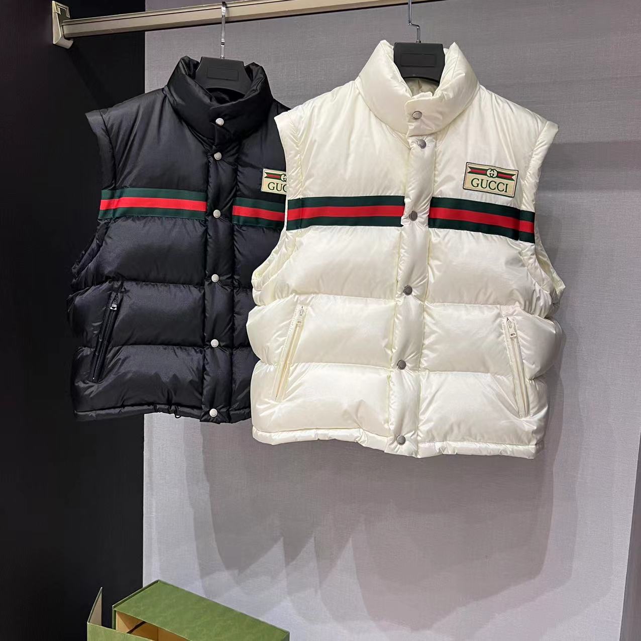 GUCCI striped nylon quilted pilot jacket with 90% white goose down fill. Detachable sleeves, unisex. Colors: white, black. Sizes: 36-42.-Big cat