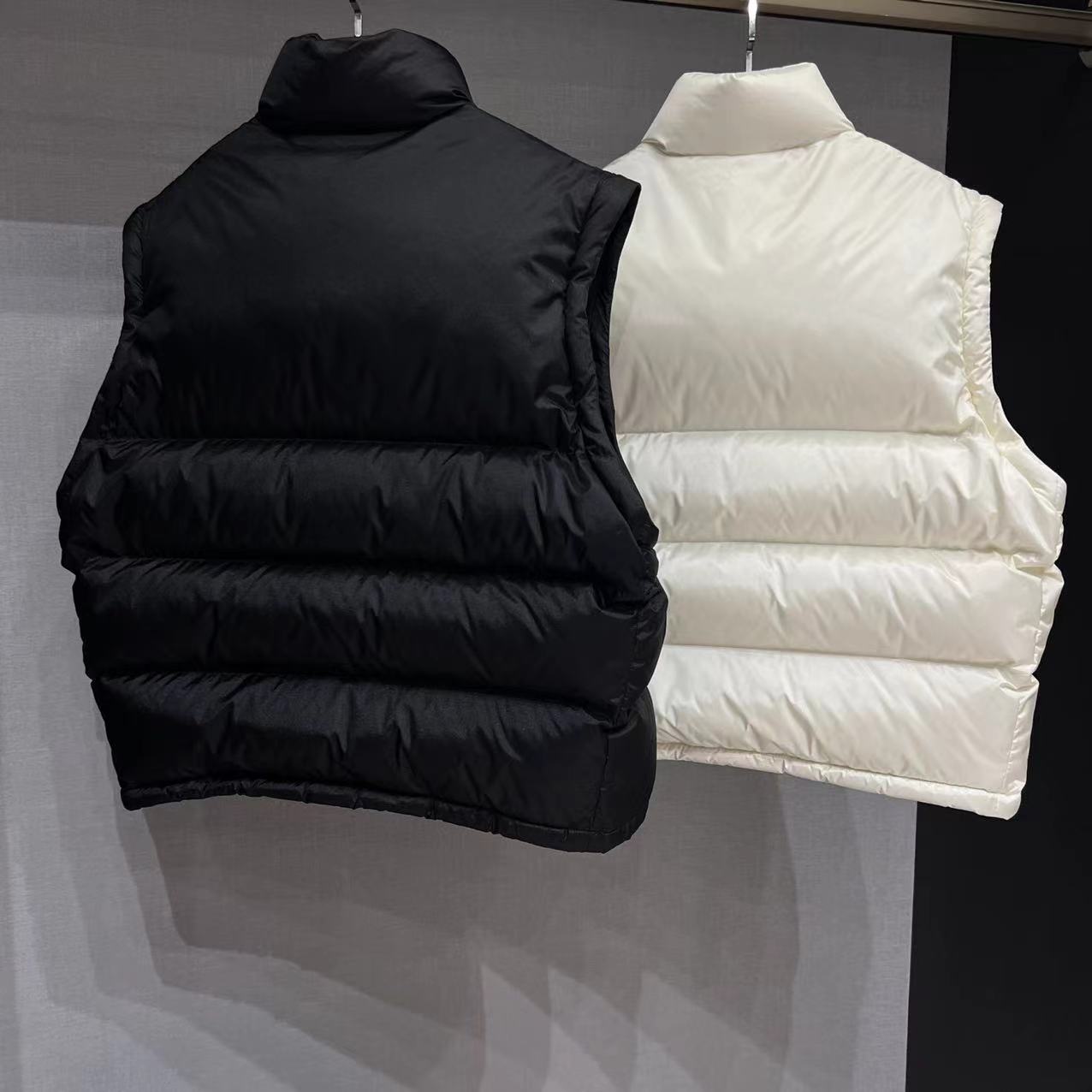 GUCCI striped nylon quilted pilot jacket with 90% white goose down fill. Detachable sleeves, unisex. Colors: white, black. Sizes: 36-42.-Big cat