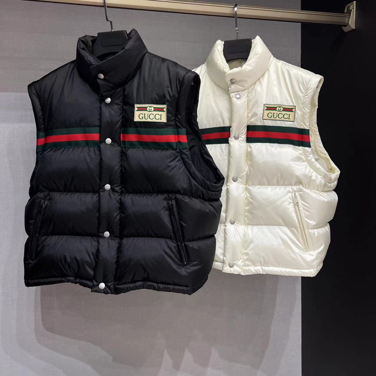 GUCCI striped nylon quilted pilot jacket with 90% white goose down fill. Detachable sleeves, unisex. Colors: white, black. Sizes: 36-42.-Big cat