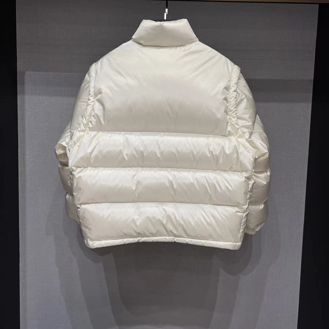GUCCI striped nylon quilted pilot jacket with 90% white goose down fill, detachable sleeves. Unisex, available in white and black. Sizes: 36, 38, 40, 42.-Big cat