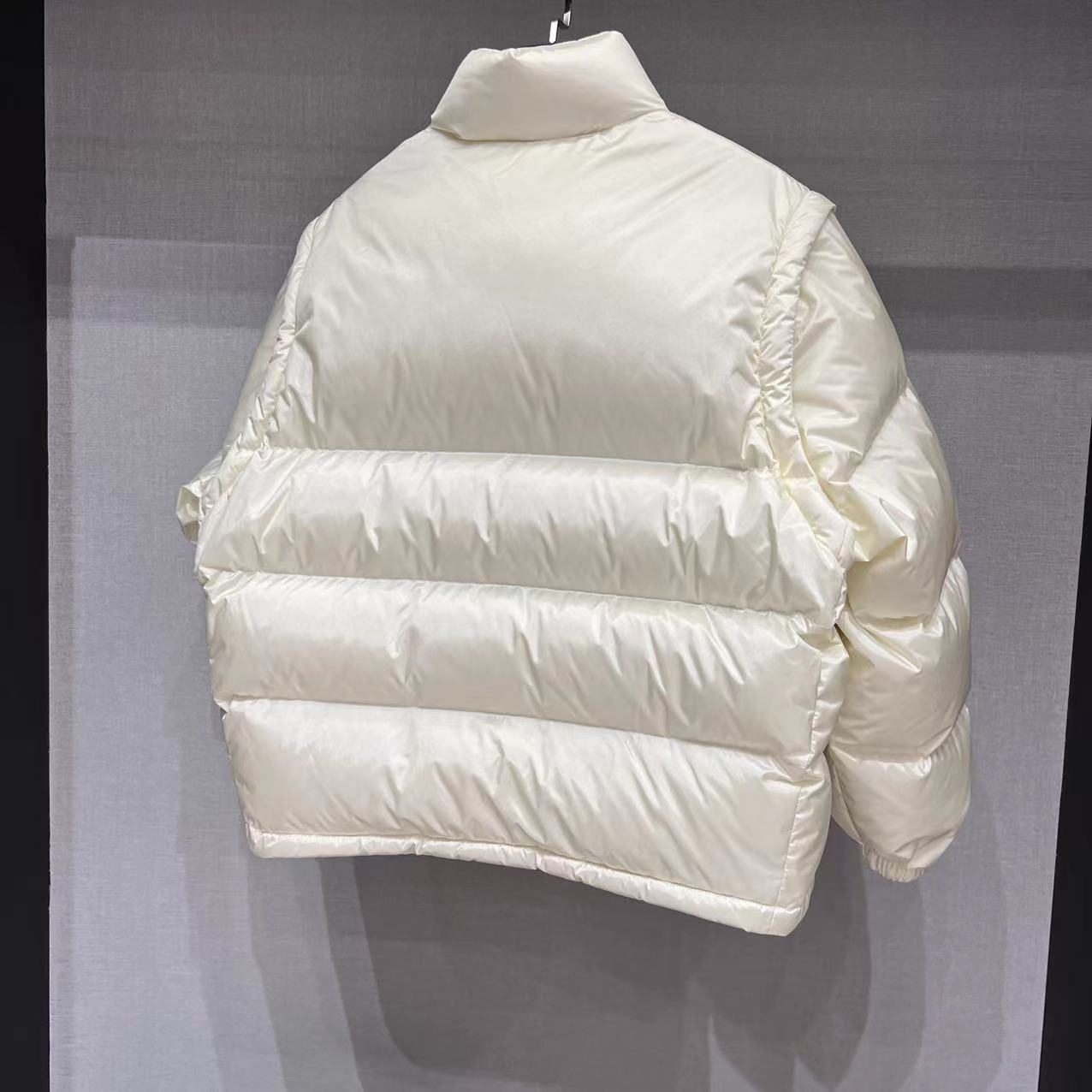 GUCCI striped nylon quilted pilot jacket with 90% white goose down fill, detachable sleeves. Unisex, available in white and black. Sizes: 36, 38, 40, 42.-Big cat