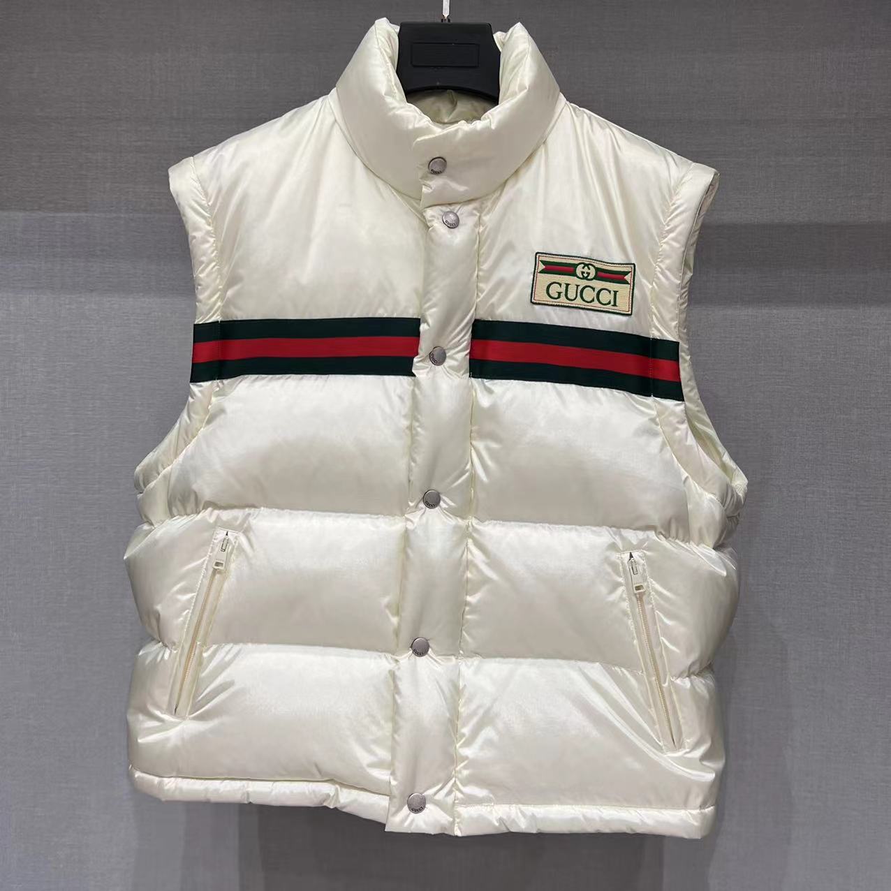GUCCI striped nylon quilted pilot jacket with 90% white goose down fill, detachable sleeves. Unisex, available in white and black. Sizes: 36, 38, 40, 42.-Big cat
