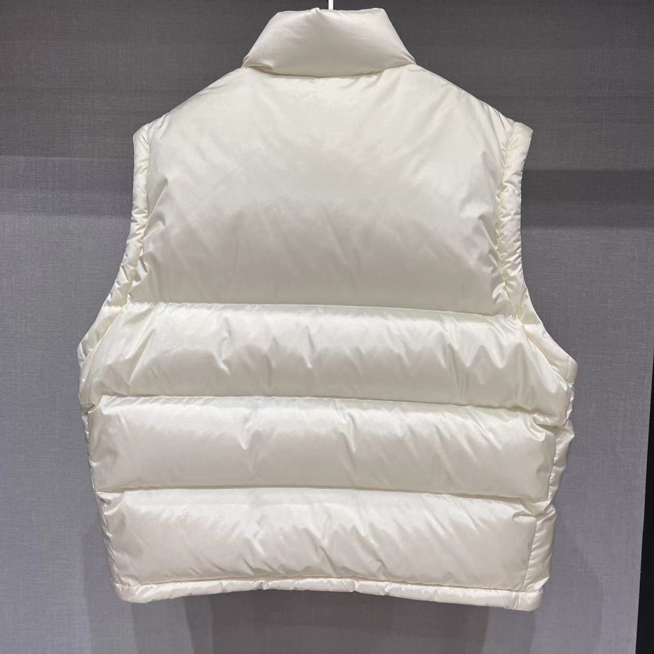 GUCCI striped nylon quilted pilot jacket with 90% white goose down fill, detachable sleeves. Unisex, available in white and black. Sizes: 36, 38, 40, 42.-Big cat