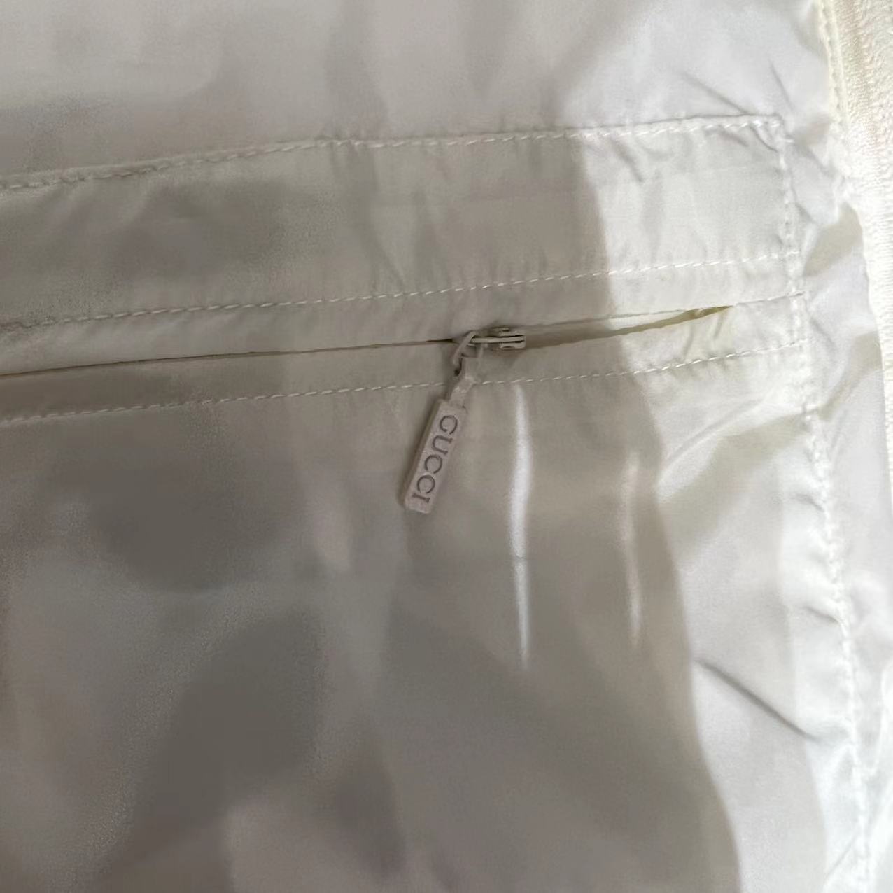 GUCCI striped nylon quilted pilot jacket with 90% white goose down fill, detachable sleeves. Unisex, available in white and black. Sizes: 36, 38, 40, 42.-Big cat