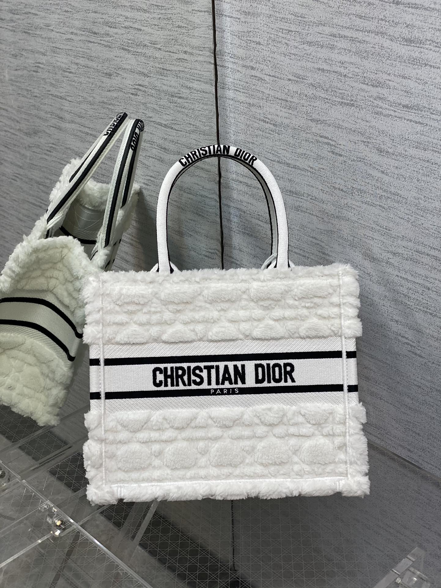 Dior Book Tote маленькая сумка-тоут с вышивкой и буквами