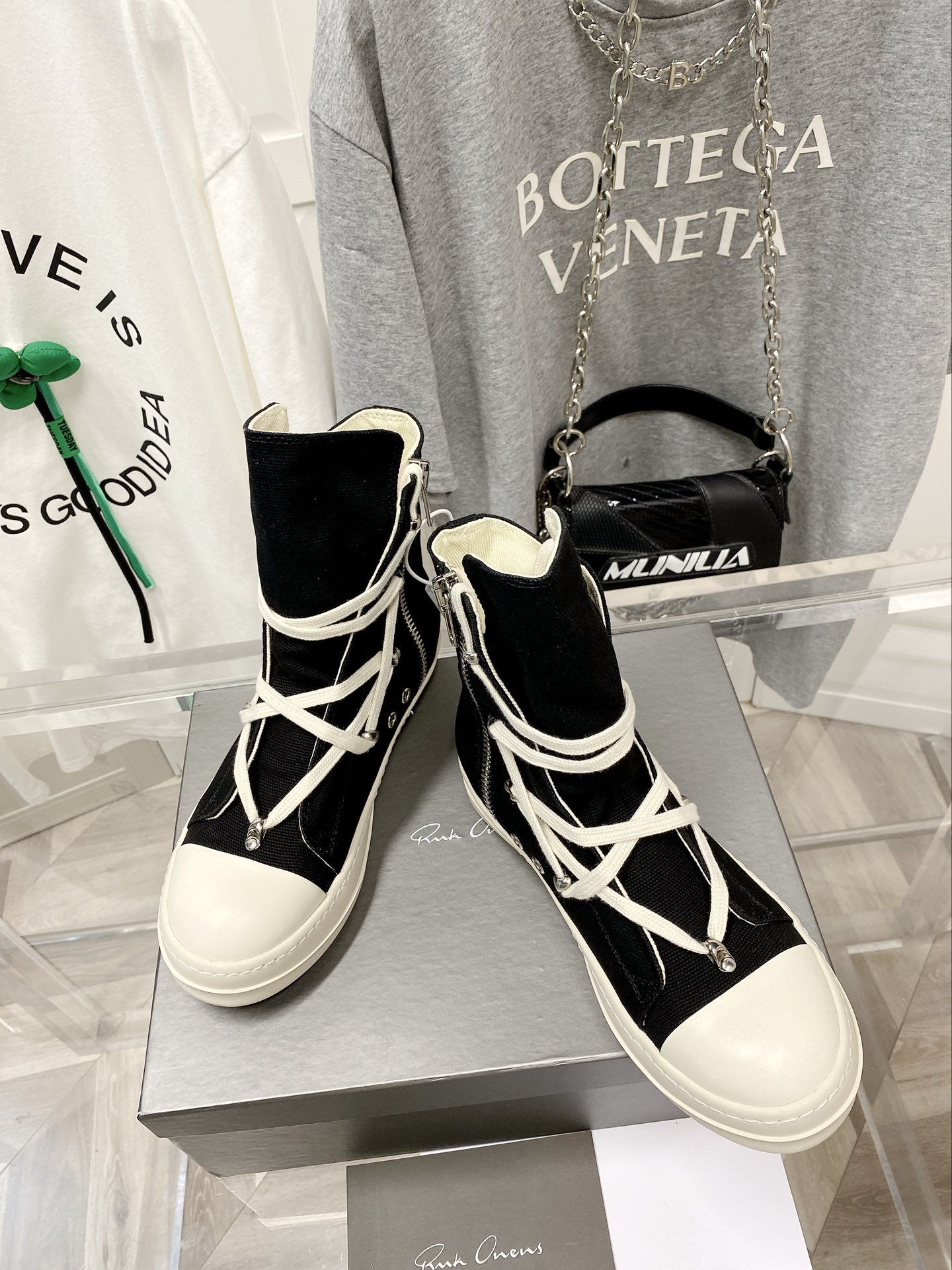 NO:756224,Real price Rick Owens/Rick Owens high-top canvas shoes, classic black five-pointed star, hot on the market, original milky sole, original fine grain fabric imported from Taiwan, sizes 35-47 (45, 46, 47 customized, non-refundable),19860909实价瑞克.欧文斯 /Rick Owens 高帮款帆布鞋经典黑色五芒星火爆上市原版奶香底,原厂台湾进口细纹布 尺码35-47（45、46、47订做不退换）,,Men's shoes