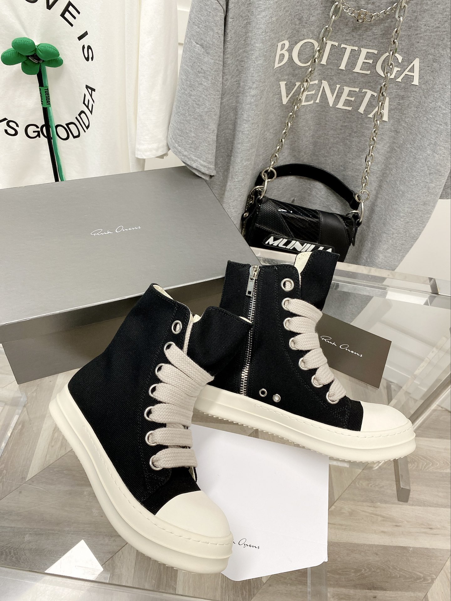 NO:756207,Real price Rick Owens/Rick Owens high-top canvas shoes with thick laces, exclusive model hot on the market, original milky sole, original fine-grained fabric imported from Taiwan, sizes 35-47 (45, 46, 47 customized, non-refundable),19860909实价瑞克.欧文斯 /Rick Owens高帮款帆布鞋粗鞋带 独家款火爆上市原版奶香底,原厂台湾进口细纹布 尺码35-47（45、46、47订做不退换）,,Men's shoes