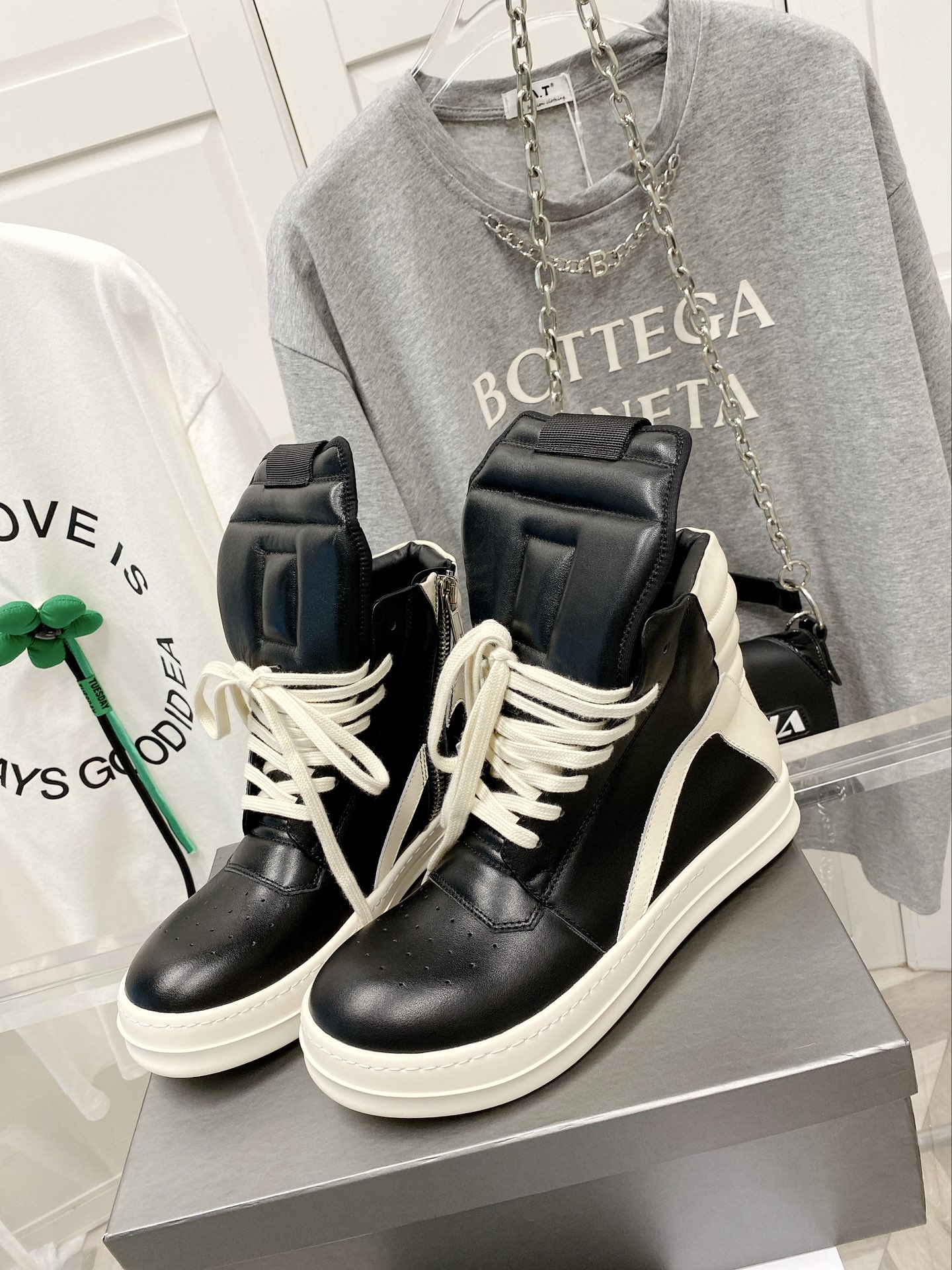 NO:756209,Actual price Rick Owens/Rick Owens new autumn and winter high-top genuine leather series, inverted triangle thin shoelaces, upper and lining made of full-grain water-dyed calfskin, insole made of calfskin, custom enlarged eyelets, custom dyeing, milky bottom, sizes 35-47 (45, 46, 47 customized, non-returnable),,cowhide19860909实价 瑞克.欧文斯 /Rick Owens 秋冬新款高帮真皮系列 倒三角细鞋带 鞋面及内里采用全粒面水染小牛皮,鞋垫采用小牛皮,定制加大鸡眼,定制定染,奶香底 尺码35-47（45、46、47订做不退换）,,cowhide,Men's shoes