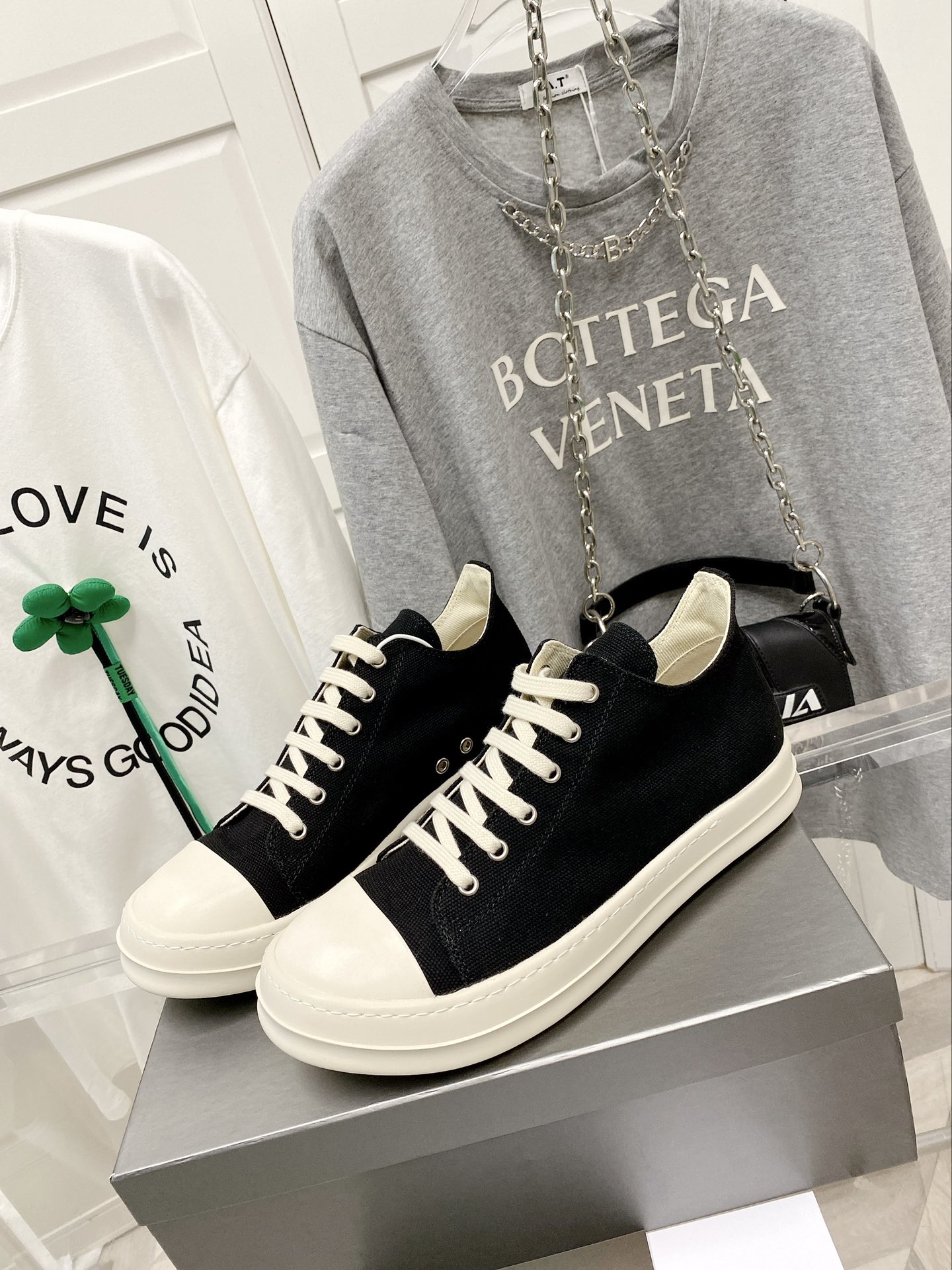 NO:756221,Real price Rick Owens/Rick Owens low-top canvas shoes, classic black canvas low-top, hot on the market, original milky sole, original fine grain fabric imported from Taiwan, sizes 35-47 (45, 46, 47 customized, non-refundable),19860909实价瑞克.欧文斯 /Rick Owens 低帮款帆布鞋经典黑色色帆布低帮火爆上市原版奶香底,原厂台湾进口细纹布 尺码35-47（45、46、47订做不退换）,,Men's shoes