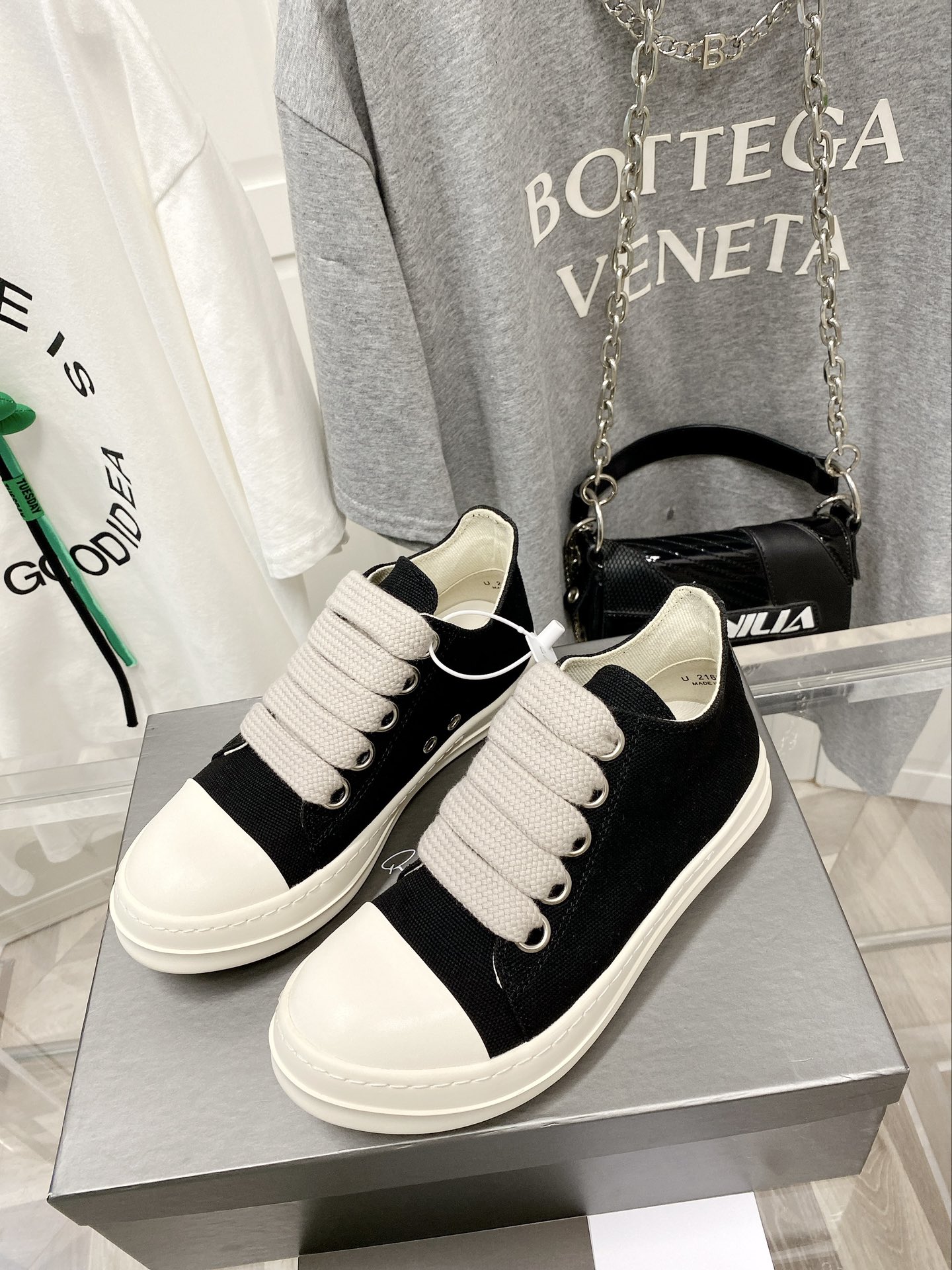 NO:756211,Real price Rick Owens/Rick Owens low-top canvas shoes, classic black canvas low-top, hot on the market, original milky sole, original fine grain fabric imported from Taiwan, sizes 35-47 (45, 46, 47 customized, non-refundable),19860909实价瑞克.欧文斯 /Rick Owens 低帮款帆布鞋经典黑色色帆布低帮火爆上市原版奶香底,原厂台湾进口细纹布 尺码35-47（45、46、47订做不退换）,,Men's shoes