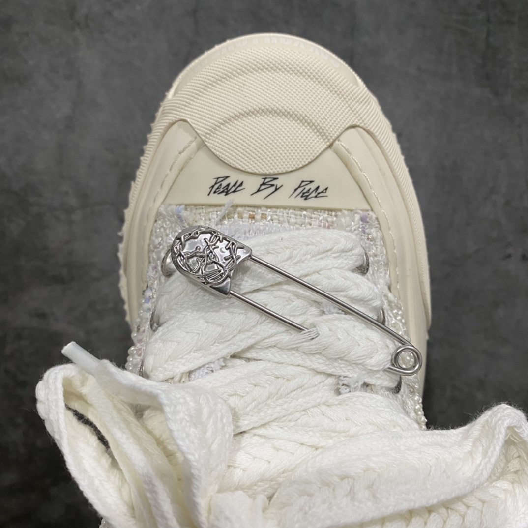 图片[5]-吴建豪个人主理潮流品牌 xVESSEL G.O.P. 2.0 MARSHMALLOW Lows 2.0 棉花糖开口笑系列解构重叠厚底软木低帮百搭增高帆布硫化板鞋“小香风白色” 原装硫化版出货 男女鞋真标硫化处理工艺 升级原楦原纸版数据开发版型 官方全套配件及包装物(附送6副腰果花鞋带/超大防尘购物袋/图腾卡/蒙娜丽莎美元/变色DIY笔/收藏级鞋盒套装!!) 纯手工贴合多重围条硫化工艺 采用12蛊司厚实舒适帆布面料 流苏做旧复古效果 鞋头开口笑处加入紫外线热感应效果（在紫外光线下发生色变!）❗️ 明星都穿它 \”SMILENCE\”隐藏款!! 尺码：35 36 37 38 39 40 各位如有紧贴资讯的，都会在网络留意到这双鞋款，它是来自于 xVESSEL，是吴建豪个人主理的时尚品牌，上年于上海的大型潮流活动上率先亮相。这双鞋名为 Peace by Piece，是以帆布鞋作为基底，并以解构手法，将鞋上不同细节堆叠营造错位，鞋面的帆布再经过打磨制造流须效果，整双鞋更是手工制作，因此显现出其细致的工序。-选品中心