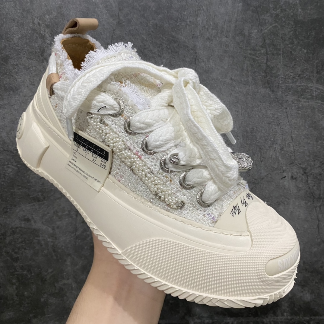 图片[3]-吴建豪个人主理潮流品牌 xVESSEL G.O.P. 2.0 MARSHMALLOW Lows 2.0 棉花糖开口笑系列解构重叠厚底软木低帮百搭增高帆布硫化板鞋“小香风白色” 原装硫化版出货 男女鞋真标硫化处理工艺 升级原楦原纸版数据开发版型 官方全套配件及包装物(附送6副腰果花鞋带/超大防尘购物袋/图腾卡/蒙娜丽莎美元/变色DIY笔/收藏级鞋盒套装!!) 纯手工贴合多重围条硫化工艺 采用12蛊司厚实舒适帆布面料 流苏做旧复古效果 鞋头开口笑处加入紫外线热感应效果（在紫外光线下发生色变!）❗️ 明星都穿它 \”SMILENCE\”隐藏款!! 尺码：35 36 37 38 39 40 各位如有紧贴资讯的，都会在网络留意到这双鞋款，它是来自于 xVESSEL，是吴建豪个人主理的时尚品牌，上年于上海的大型潮流活动上率先亮相。这双鞋名为 Peace by Piece，是以帆布鞋作为基底，并以解构手法，将鞋上不同细节堆叠营造错位，鞋面的帆布再经过打磨制造流须效果，整双鞋更是手工制作，因此显现出其细致的工序。-选品中心