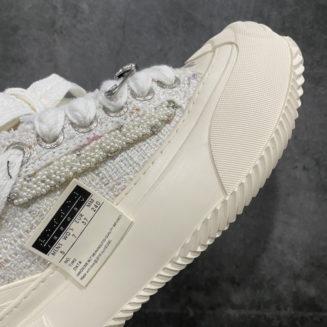 图片[6]-吴建豪个人主理潮流品牌 xVESSEL G.O.P. 2.0 MARSHMALLOW Lows 2.0 棉花糖开口笑系列解构重叠厚底软木低帮百搭增高帆布硫化板鞋“小香风白色” 原装硫化版出货 男女鞋真标硫化处理工艺 升级原楦原纸版数据开发版型 官方全套配件及包装物(附送6副腰果花鞋带/超大防尘购物袋/图腾卡/蒙娜丽莎美元/变色DIY笔/收藏级鞋盒套装!!) 纯手工贴合多重围条硫化工艺 采用12蛊司厚实舒适帆布面料 流苏做旧复古效果 鞋头开口笑处加入紫外线热感应效果（在紫外光线下发生色变!）❗️ 明星都穿它 \”SMILENCE\”隐藏款!! 尺码：35 36 37 38 39 40 各位如有紧贴资讯的，都会在网络留意到这双鞋款，它是来自于 xVESSEL，是吴建豪个人主理的时尚品牌，上年于上海的大型潮流活动上率先亮相。这双鞋名为 Peace by Piece，是以帆布鞋作为基底，并以解构手法，将鞋上不同细节堆叠营造错位，鞋面的帆布再经过打磨制造流须效果，整双鞋更是手工制作，因此显现出其细致的工序。-选品中心