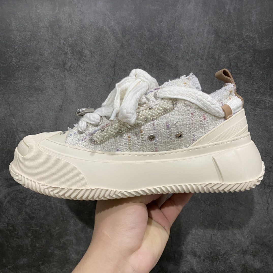 图片[2]-吴建豪个人主理潮流品牌 xVESSEL G.O.P. 2.0 MARSHMALLOW Lows 2.0 棉花糖开口笑系列解构重叠厚底软木低帮百搭增高帆布硫化板鞋“小香风白色” 原装硫化版出货 男女鞋真标硫化处理工艺 升级原楦原纸版数据开发版型 官方全套配件及包装物(附送6副腰果花鞋带/超大防尘购物袋/图腾卡/蒙娜丽莎美元/变色DIY笔/收藏级鞋盒套装!!) 纯手工贴合多重围条硫化工艺 采用12蛊司厚实舒适帆布面料 流苏做旧复古效果 鞋头开口笑处加入紫外线热感应效果（在紫外光线下发生色变!）❗️ 明星都穿它 \”SMILENCE\”隐藏款!! 尺码：35 36 37 38 39 40 各位如有紧贴资讯的，都会在网络留意到这双鞋款，它是来自于 xVESSEL，是吴建豪个人主理的时尚品牌，上年于上海的大型潮流活动上率先亮相。这双鞋名为 Peace by Piece，是以帆布鞋作为基底，并以解构手法，将鞋上不同细节堆叠营造错位，鞋面的帆布再经过打磨制造流须效果，整双鞋更是手工制作，因此显现出其细致的工序。-选品中心