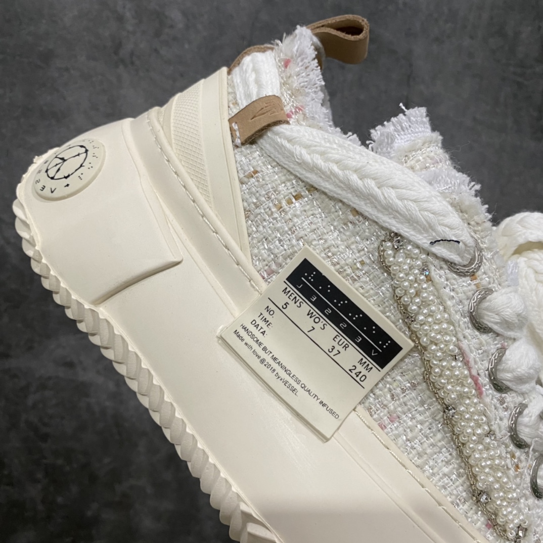 图片[7]-吴建豪个人主理潮流品牌 xVESSEL G.O.P. 2.0 MARSHMALLOW Lows 2.0 棉花糖开口笑系列解构重叠厚底软木低帮百搭增高帆布硫化板鞋“小香风白色” 原装硫化版出货 男女鞋真标硫化处理工艺 升级原楦原纸版数据开发版型 官方全套配件及包装物(附送6副腰果花鞋带/超大防尘购物袋/图腾卡/蒙娜丽莎美元/变色DIY笔/收藏级鞋盒套装!!) 纯手工贴合多重围条硫化工艺 采用12蛊司厚实舒适帆布面料 流苏做旧复古效果 鞋头开口笑处加入紫外线热感应效果（在紫外光线下发生色变!）❗️ 明星都穿它 \”SMILENCE\”隐藏款!! 尺码：35 36 37 38 39 40 各位如有紧贴资讯的，都会在网络留意到这双鞋款，它是来自于 xVESSEL，是吴建豪个人主理的时尚品牌，上年于上海的大型潮流活动上率先亮相。这双鞋名为 Peace by Piece，是以帆布鞋作为基底，并以解构手法，将鞋上不同细节堆叠营造错位，鞋面的帆布再经过打磨制造流须效果，整双鞋更是手工制作，因此显现出其细致的工序。-选品中心