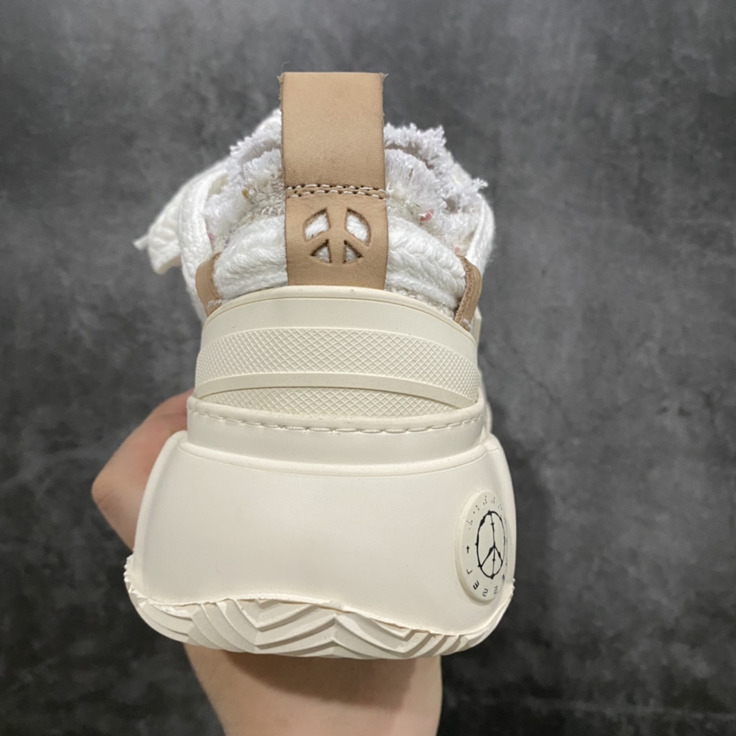 图片[4]-吴建豪个人主理潮流品牌 xVESSEL G.O.P. 2.0 MARSHMALLOW Lows 2.0 棉花糖开口笑系列解构重叠厚底软木低帮百搭增高帆布硫化板鞋“小香风白色” 原装硫化版出货 男女鞋真标硫化处理工艺 升级原楦原纸版数据开发版型 官方全套配件及包装物(附送6副腰果花鞋带/超大防尘购物袋/图腾卡/蒙娜丽莎美元/变色DIY笔/收藏级鞋盒套装!!) 纯手工贴合多重围条硫化工艺 采用12蛊司厚实舒适帆布面料 流苏做旧复古效果 鞋头开口笑处加入紫外线热感应效果（在紫外光线下发生色变!）❗️ 明星都穿它 \”SMILENCE\”隐藏款!! 尺码：35 36 37 38 39 40 各位如有紧贴资讯的，都会在网络留意到这双鞋款，它是来自于 xVESSEL，是吴建豪个人主理的时尚品牌，上年于上海的大型潮流活动上率先亮相。这双鞋名为 Peace by Piece，是以帆布鞋作为基底，并以解构手法，将鞋上不同细节堆叠营造错位，鞋面的帆布再经过打磨制造流须效果，整双鞋更是手工制作，因此显现出其细致的工序。-选品中心