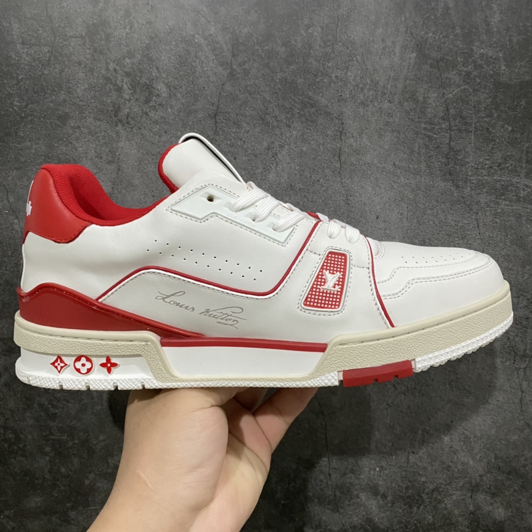 莞产最强版 LV Trainer 白红 广州顶级版本 细节实拍如下所见即所得 非莆田档口货 可随意对比细节鞋型 无需过多文案描述 所有细节均可对标正品 原厂鞋舌尺码标 正确烫金字体 鞋舌厚度柔软度同步正品 原厂织麦标 一针一线纹路均同步正品 原厂刺绣立体饱满同步正品 原厂烫金手写logo 立体饱满有光泽 鞋头原厂皮料细腻柔软 原厂数据 字体粗细 大小光泽度同步正品 原厂空胶工艺 并非开胶同步正品 原厂中底布 logo清晰 一个后跟足矣秒杀所有 尺码:36-45-选品中心