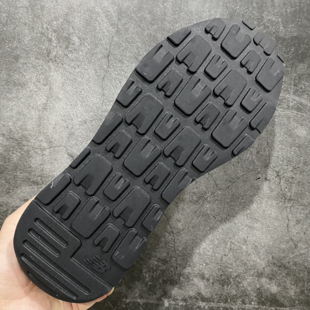 图片[9]-外贸纯原 New Balance/新百伦 NB5740系列 复古休闲运动跑鞋 海军蓝 M5740CD 特别以1988年首度面世的经典574作为设计蓝本 保留574简约易衬的80s鞋型轮廓 同时再加以向90年代特立独行的抢眼美学致敬 凭借多种严选的优质素材重塑出让人耳目一新又充满层次感的革新中低结构 另一方面 为呼应90年代的巨大化潮流 鞋侧也点题采用了相应的巨大化N字Logo 并且加上反光细节点缀 再结合同样启发自574并经过改良的抓地鞋底 可谓集结两大年代的注目设计元素 尺码：36 36.5 37 37.5 38 38.5 39 40 40.5 41 42 42.5 43 44 45-选品中心