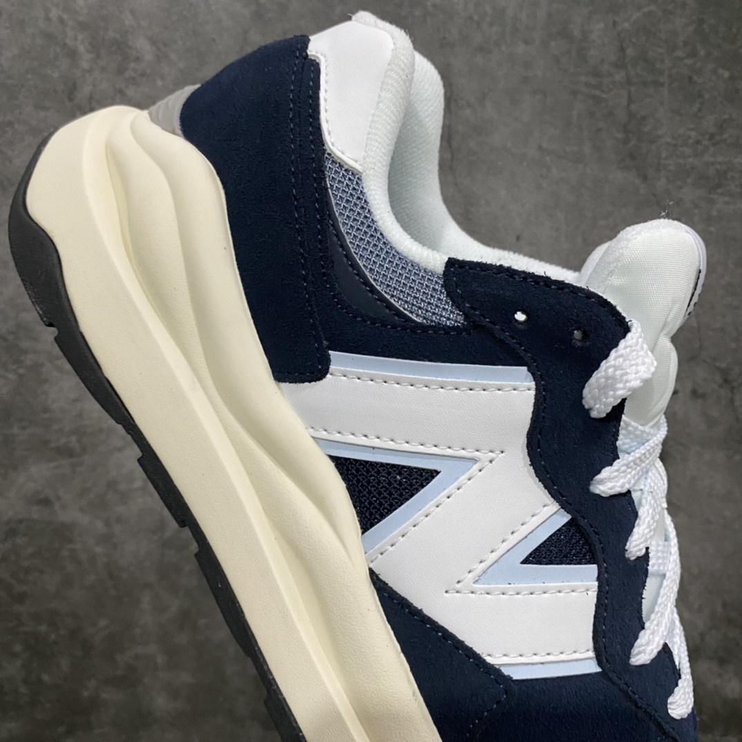 图片[7]-外贸纯原 New Balance/新百伦 NB5740系列 复古休闲运动跑鞋 海军蓝 M5740CD 特别以1988年首度面世的经典574作为设计蓝本 保留574简约易衬的80s鞋型轮廓 同时再加以向90年代特立独行的抢眼美学致敬 凭借多种严选的优质素材重塑出让人耳目一新又充满层次感的革新中低结构 另一方面 为呼应90年代的巨大化潮流 鞋侧也点题采用了相应的巨大化N字Logo 并且加上反光细节点缀 再结合同样启发自574并经过改良的抓地鞋底 可谓集结两大年代的注目设计元素 尺码：36 36.5 37 37.5 38 38.5 39 40 40.5 41 42 42.5 43 44 45-选品中心